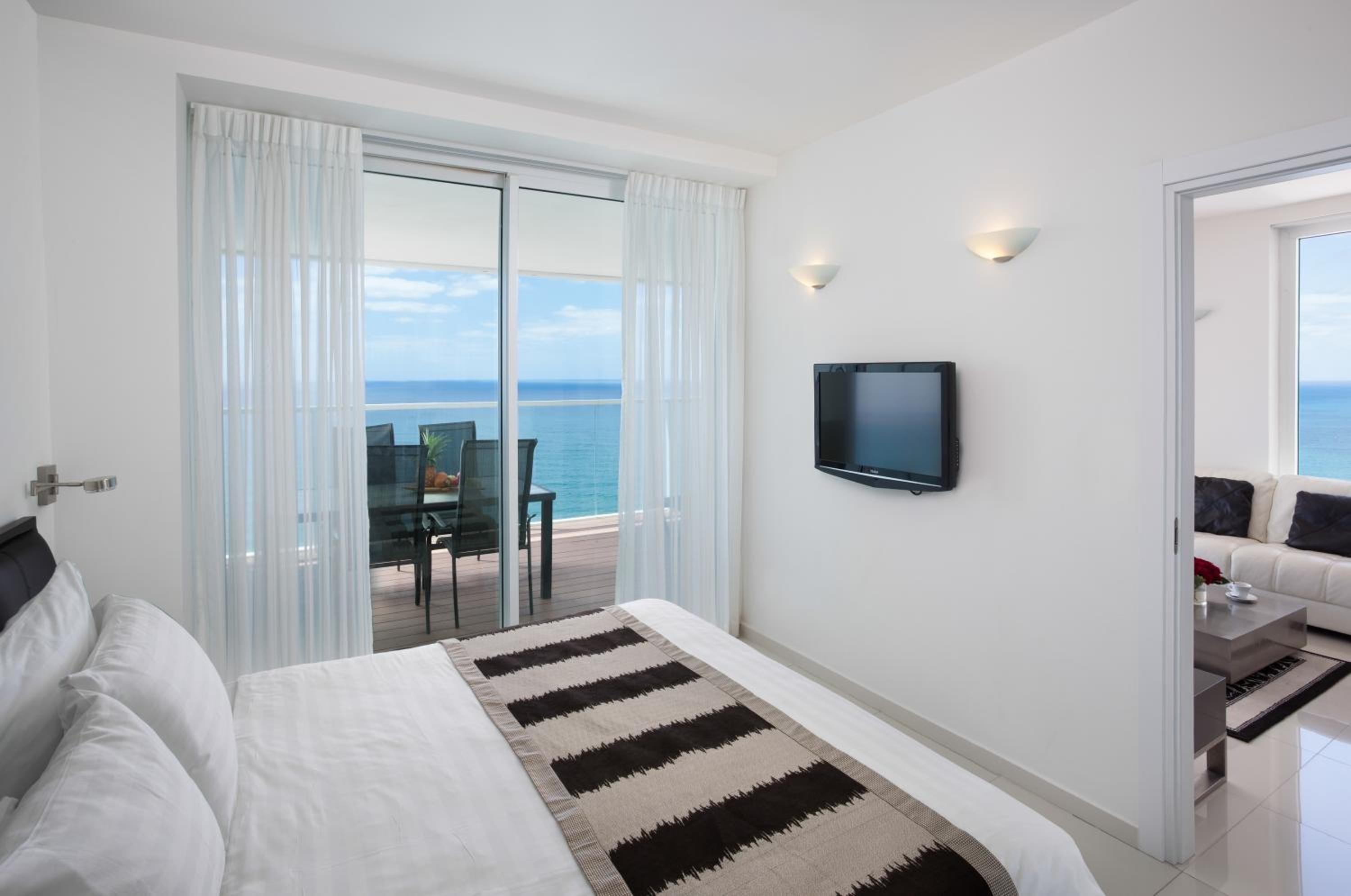 Deluxe Suite with Balcony and Sea View (2 Adults + 1 Child) - Photo 9