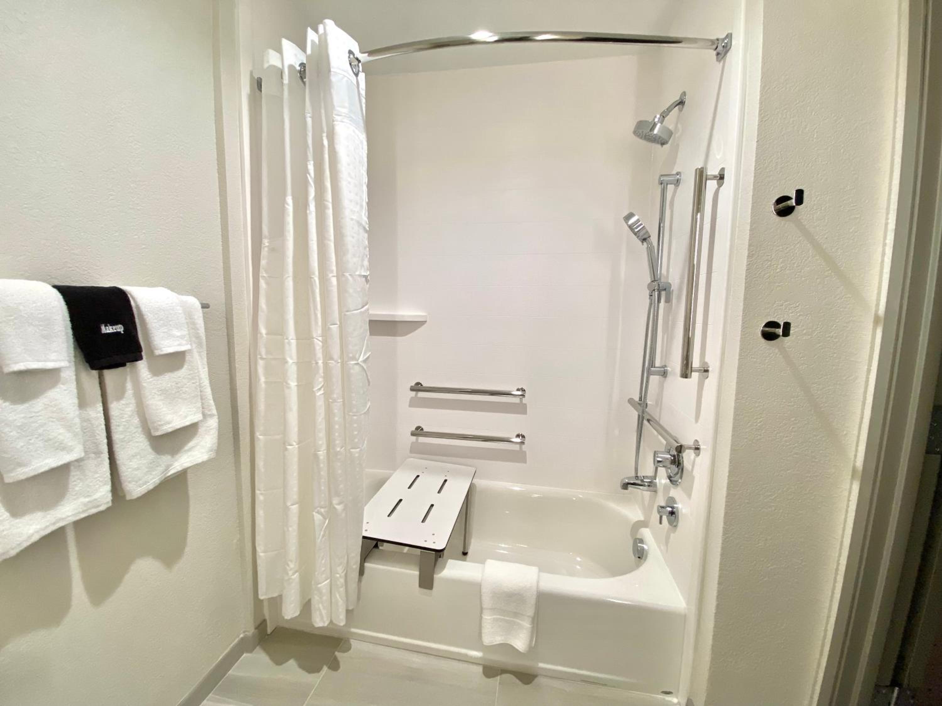 Standard Queen Room with Two Queen Beds and Tub - Mobility/Communications Accessible
