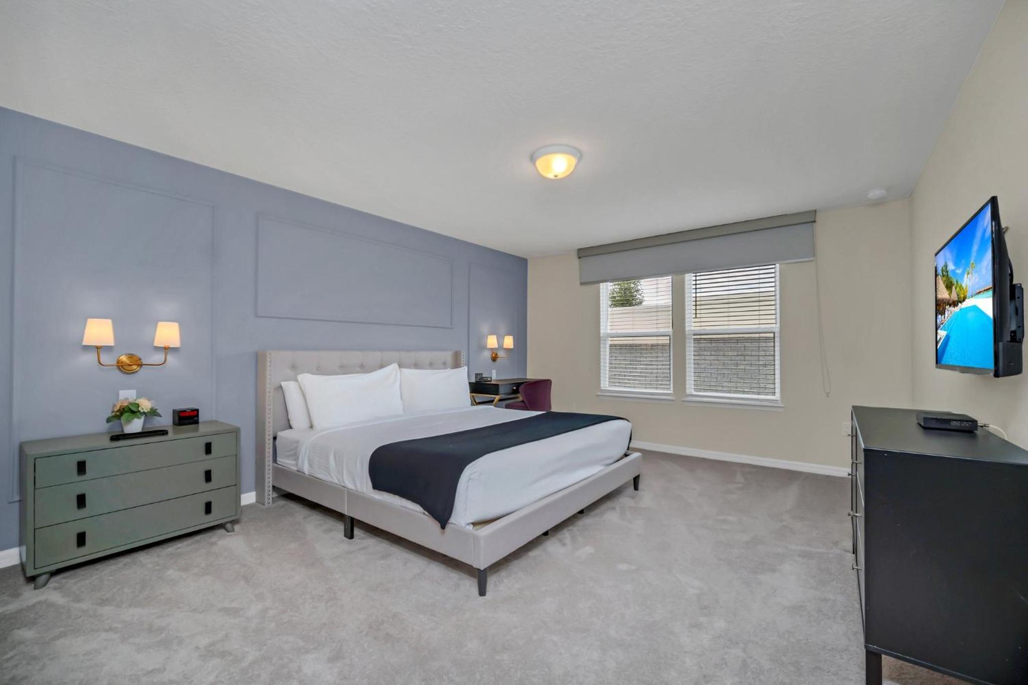 Five-Bedroom House - Photo 24