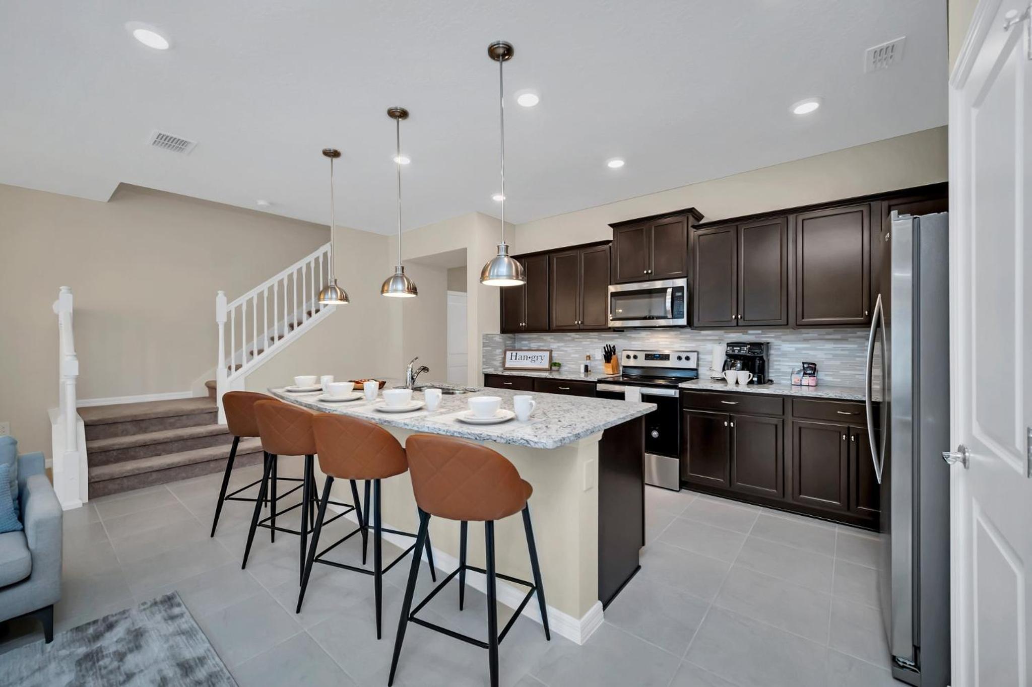 Five-Bedroom House - Photo 4