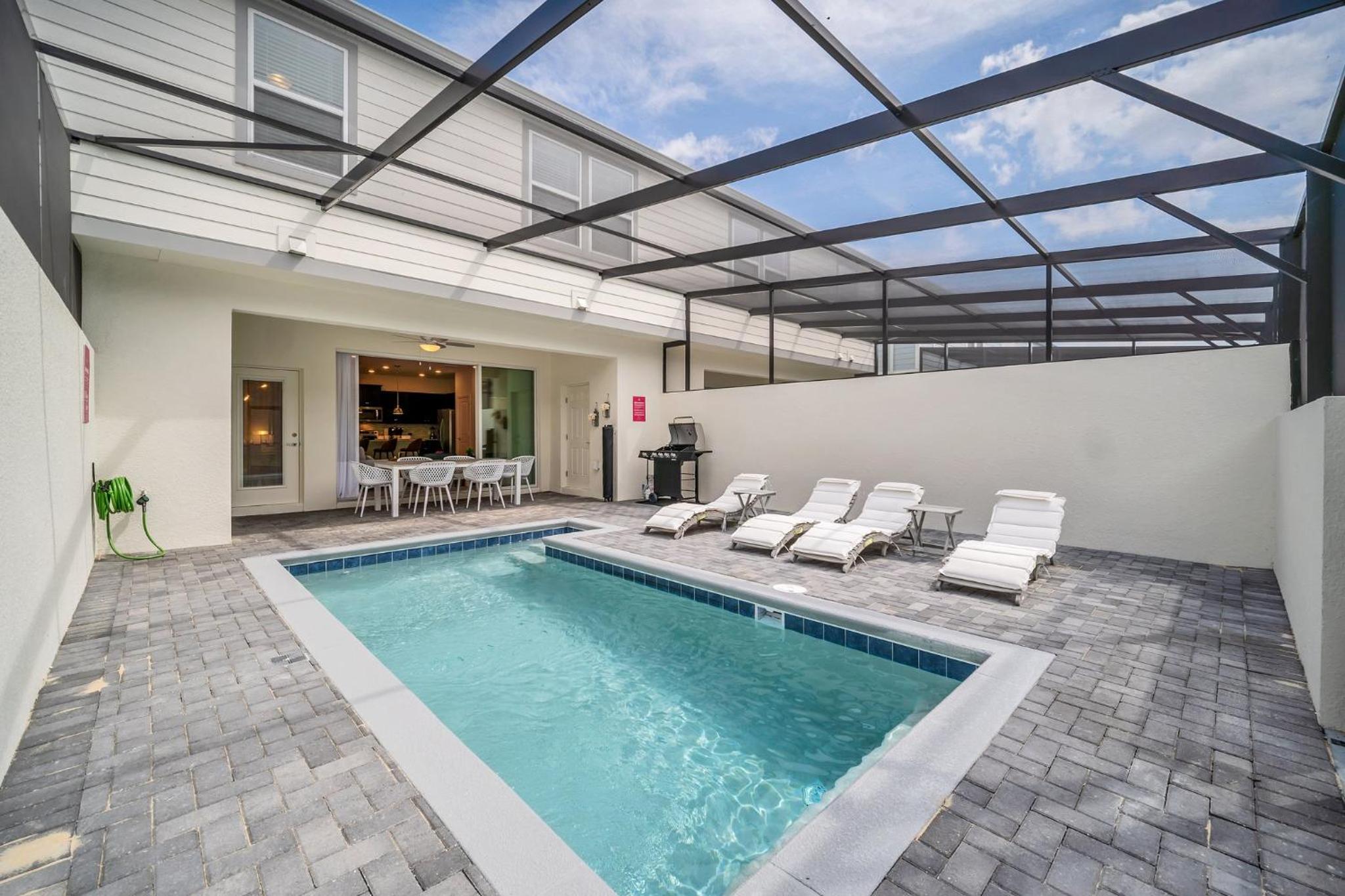 Five-Bedroom House - Photo 38