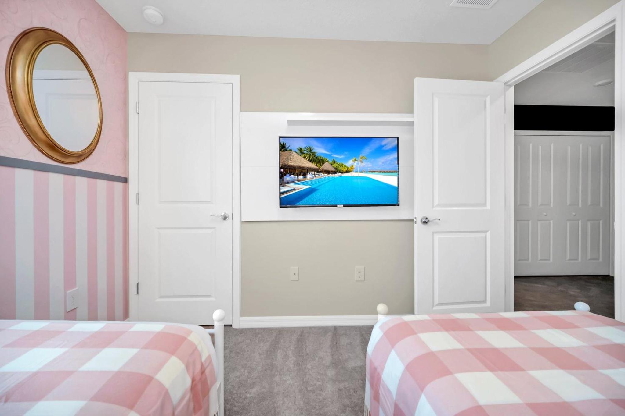 Five-Bedroom House - Photo 35