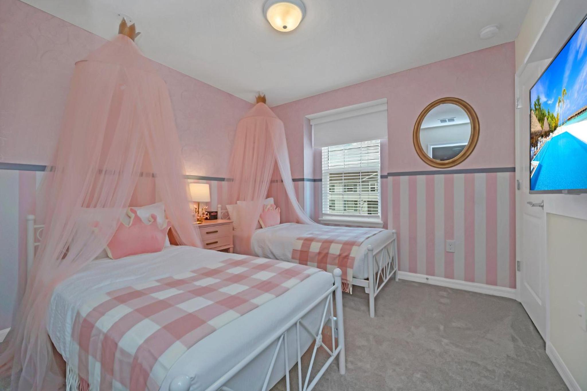 Five-Bedroom House - Photo 34