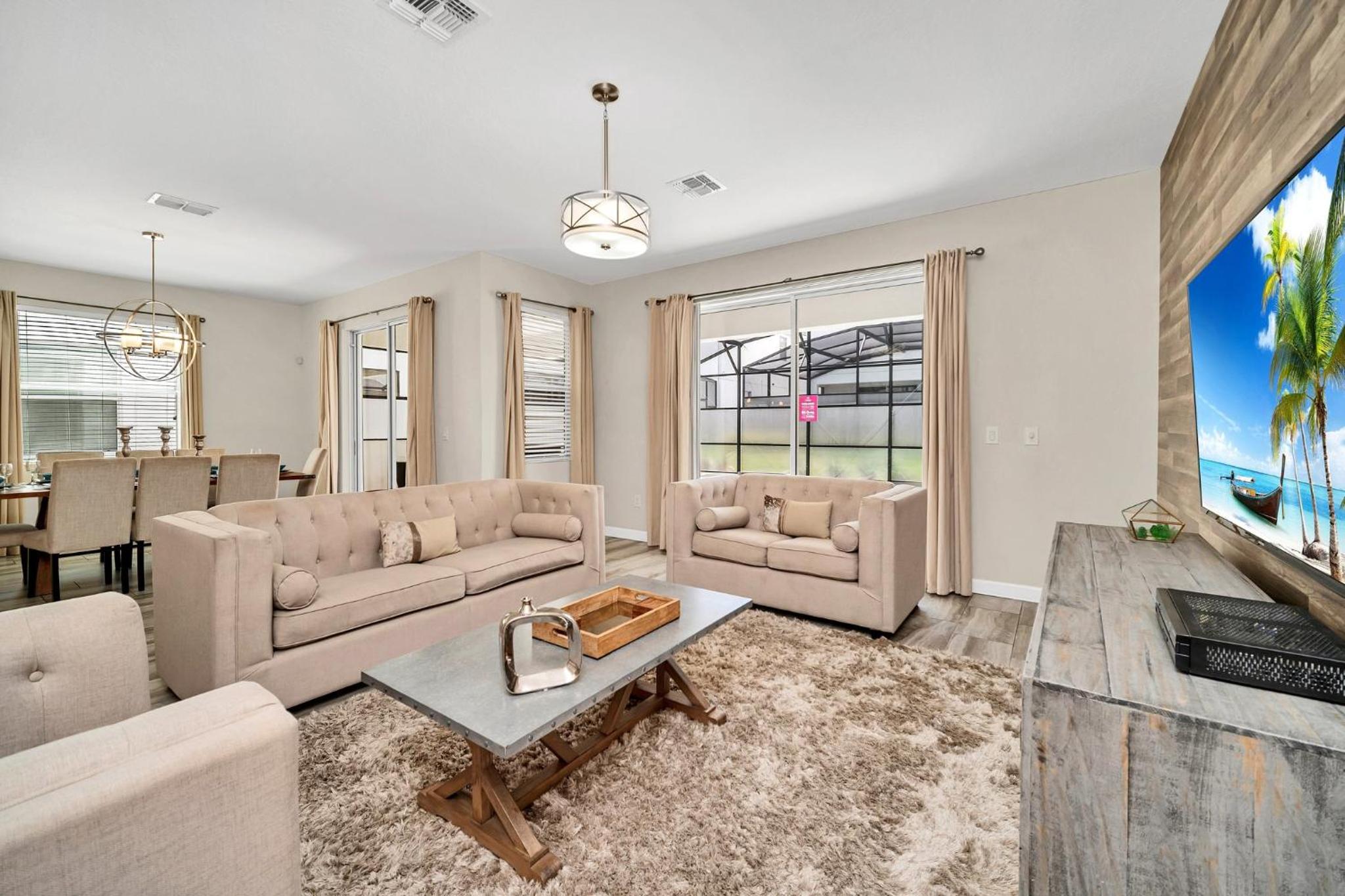 Six-Bedroom House - Photo 1