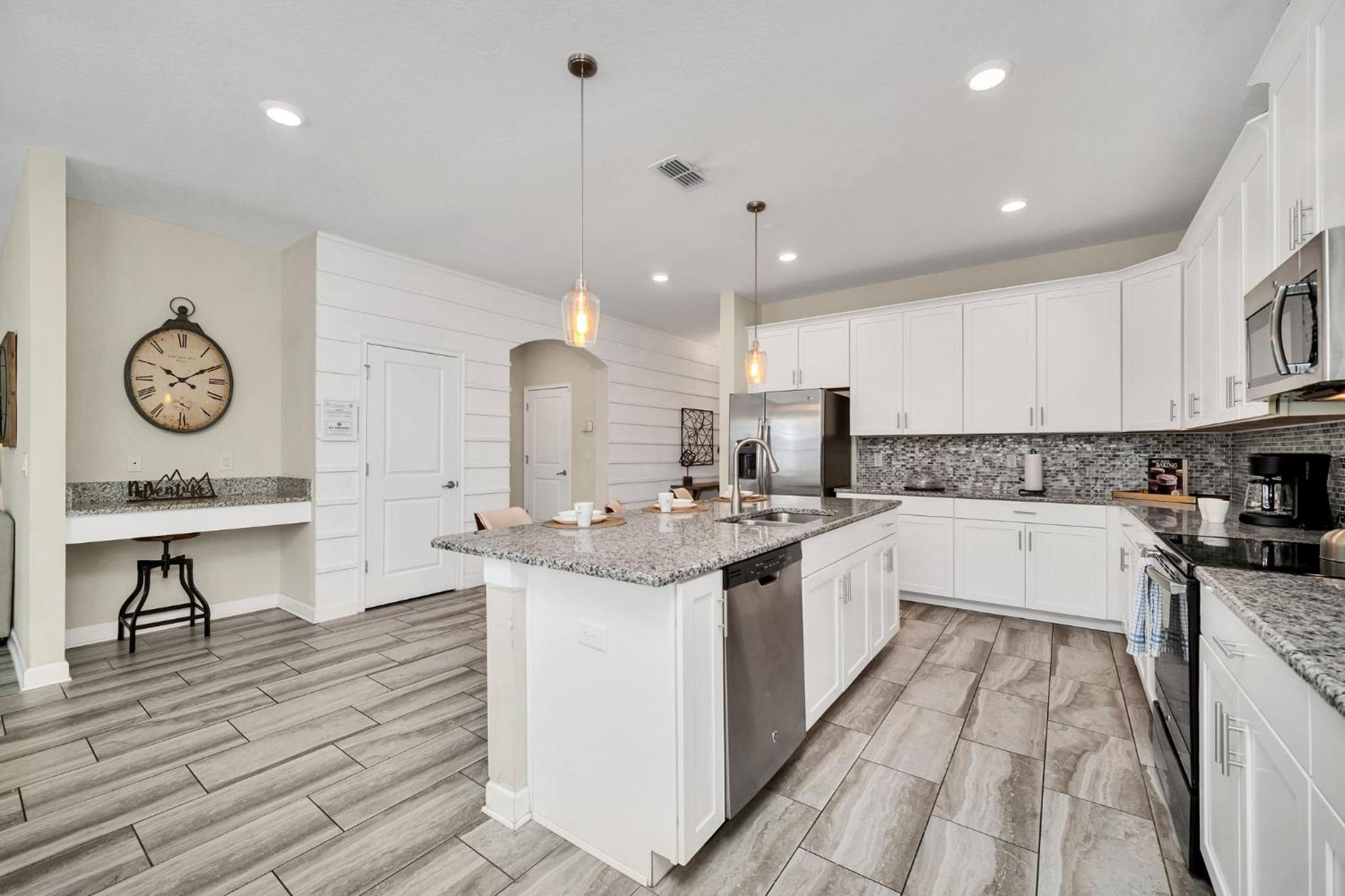 Six-Bedroom House - Photo 54