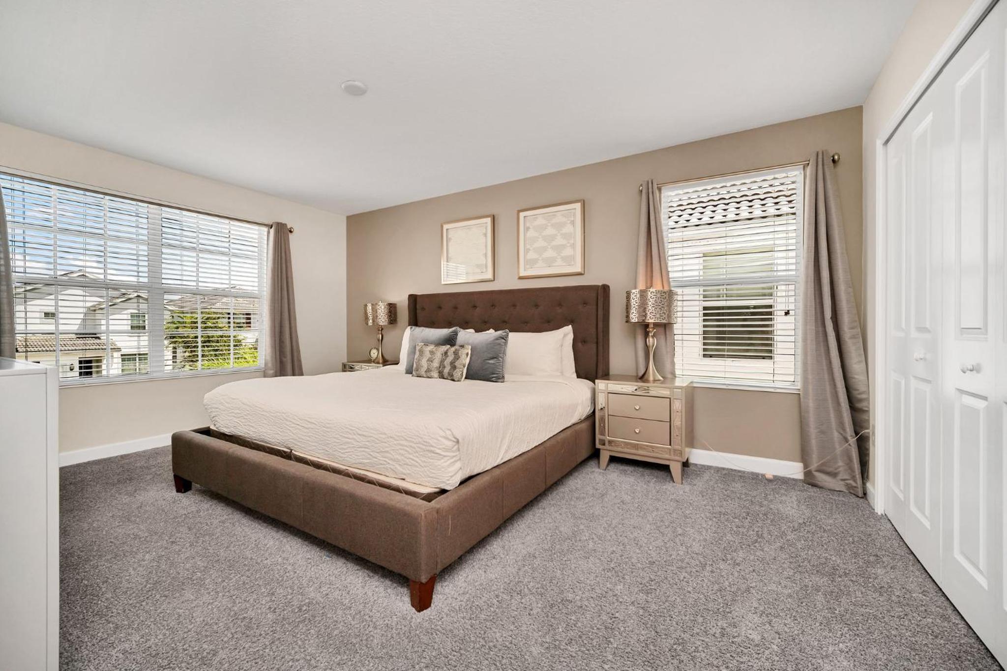 Six-Bedroom House - Photo 46