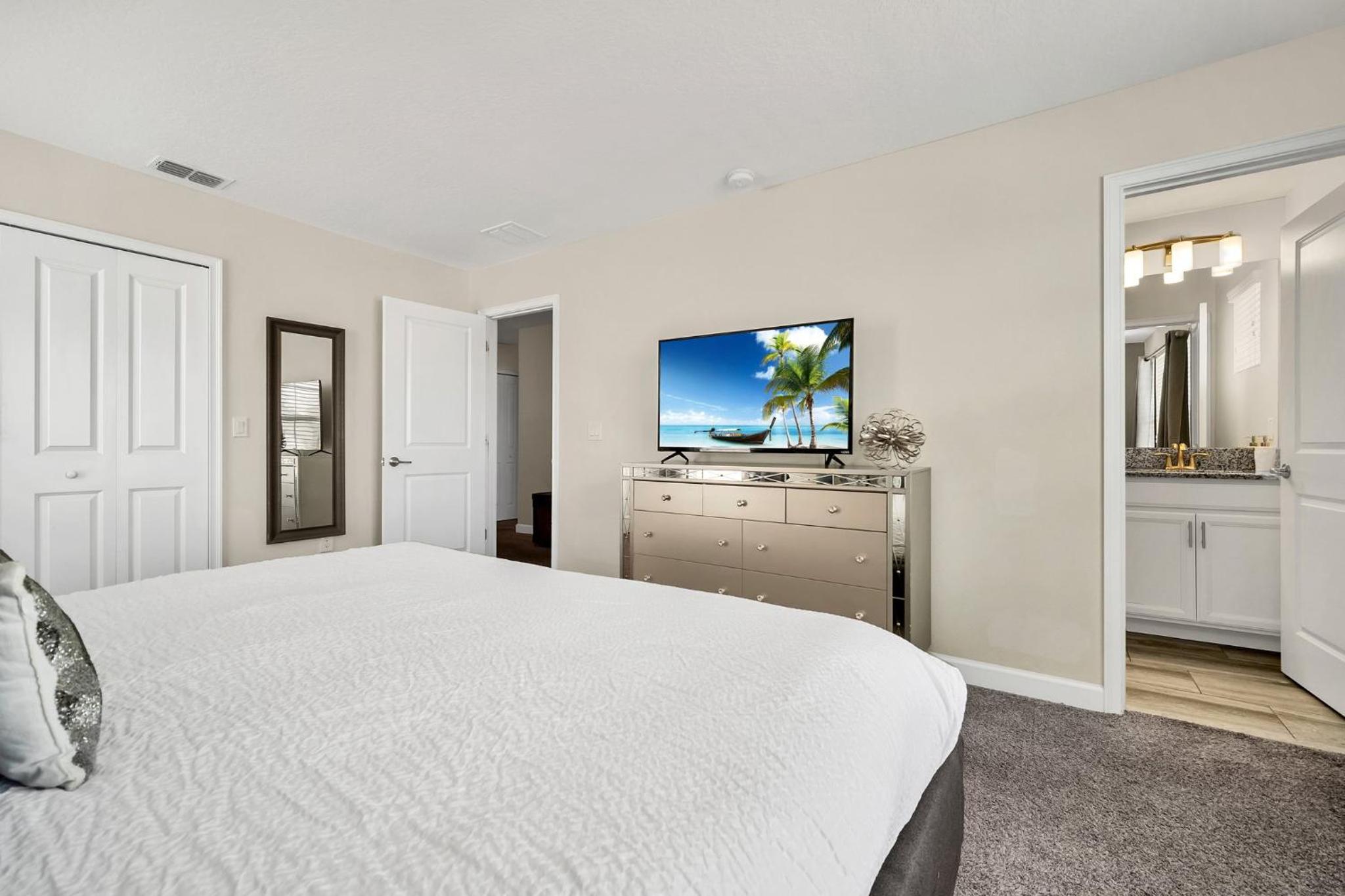 Six-Bedroom House - Photo 44