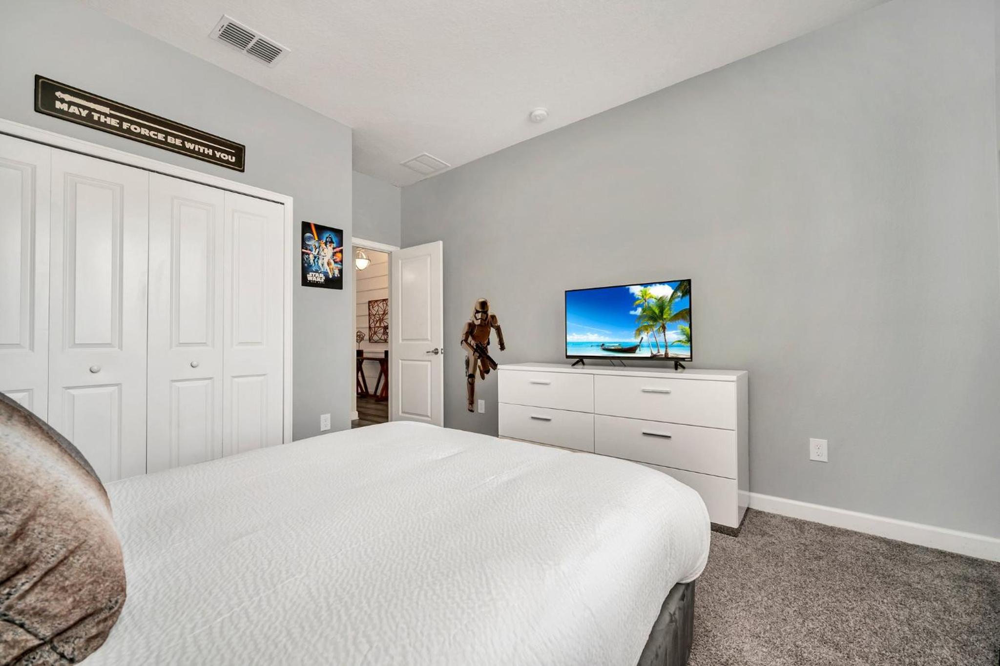 Six-Bedroom House - Photo 41