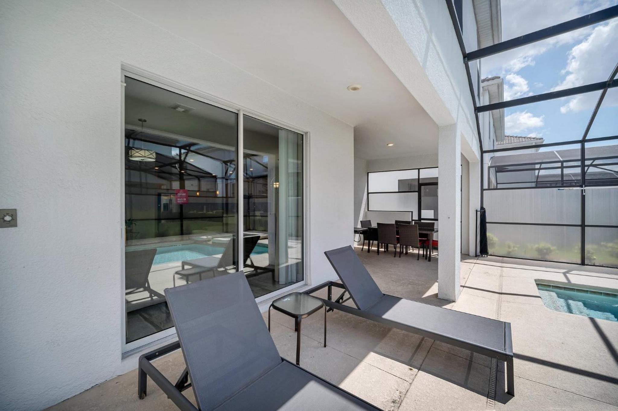 Six-Bedroom House - Photo 32