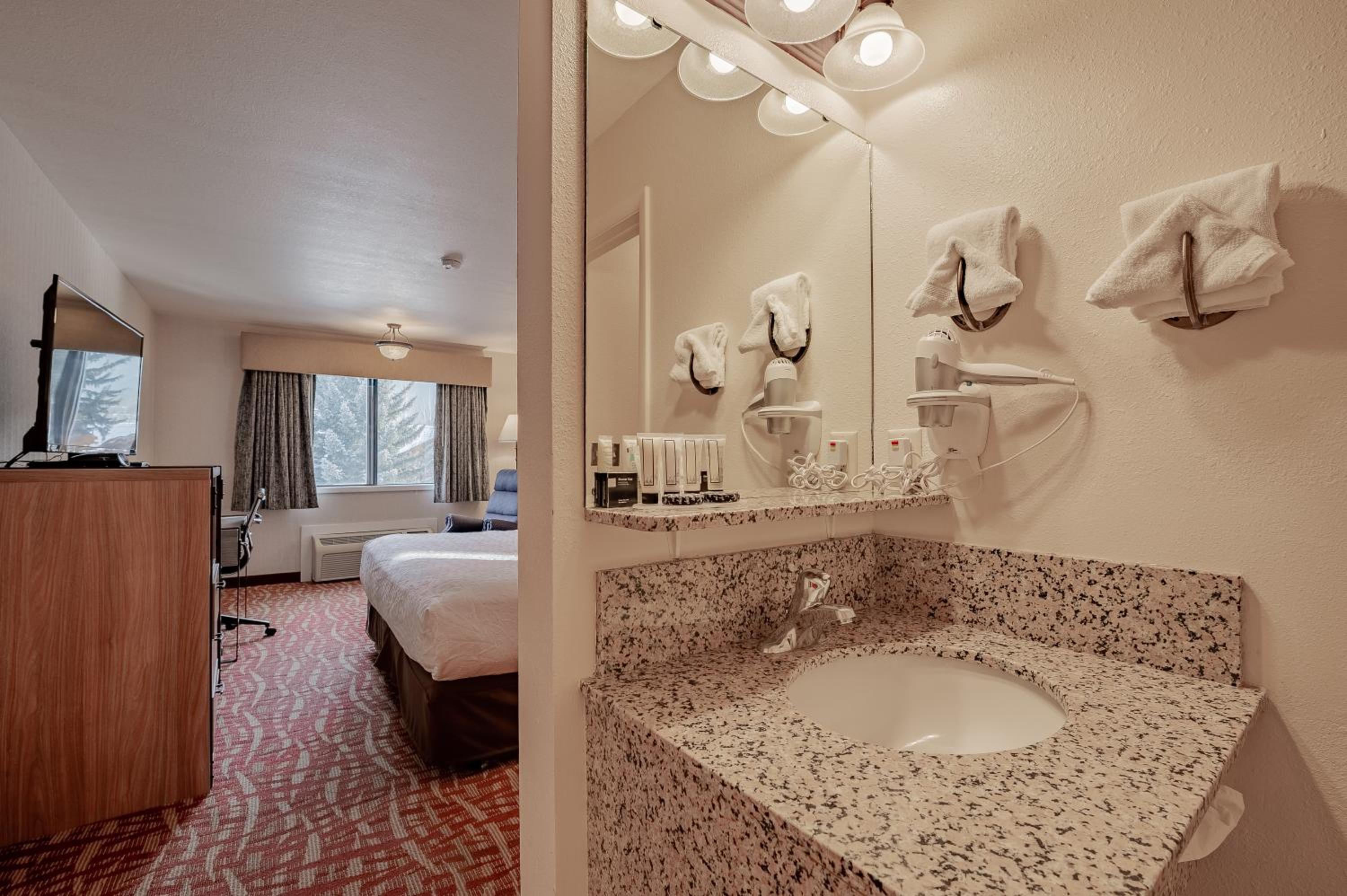Standard King Room - Photo 5