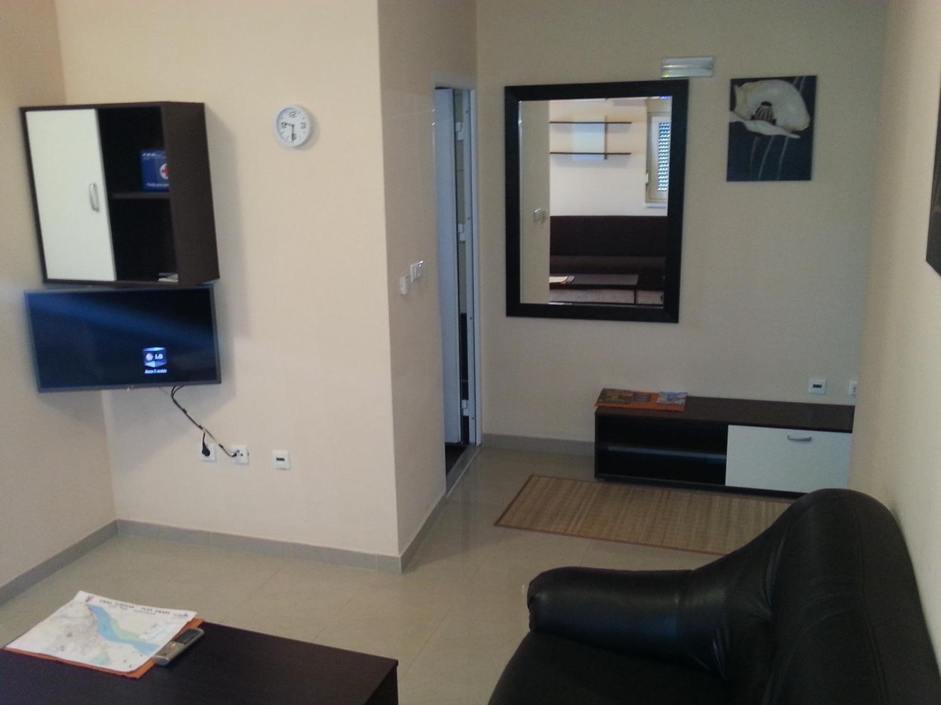 One-Bedroom Apartment with Terrace - Photo 3