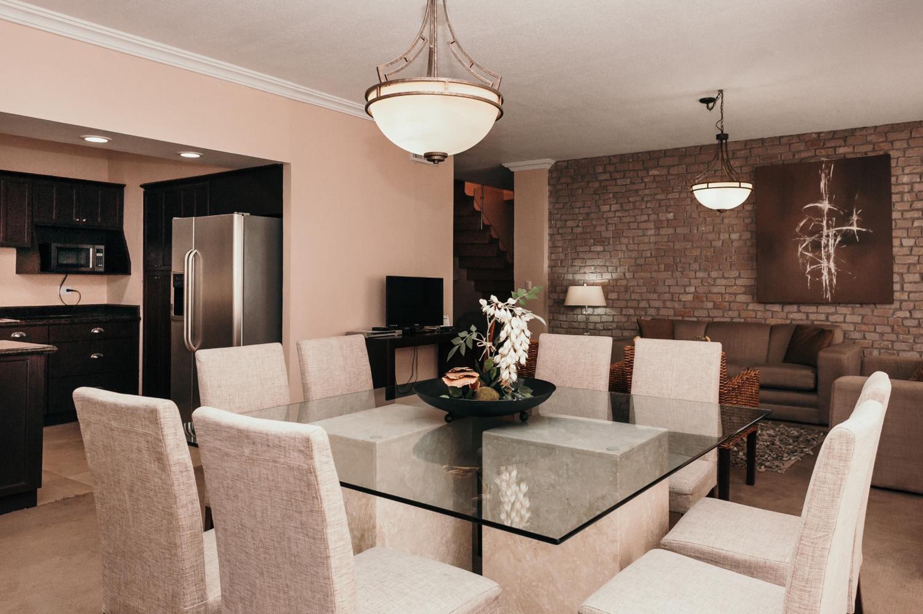 Two-Bedroom Suite with One Queen and Two Double Beds - Non-Smoking - Photo 3