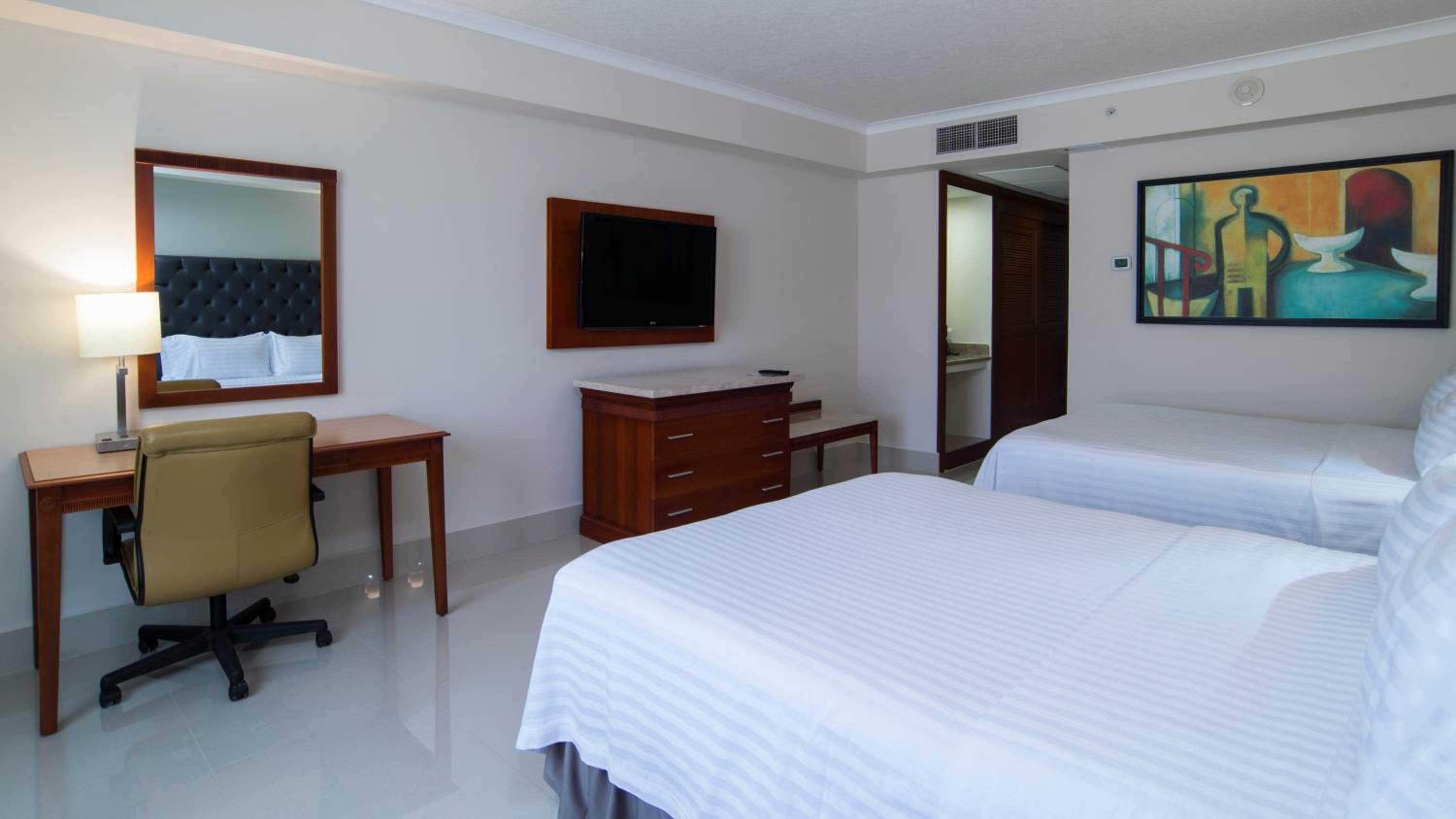 Executive Double Room with Two Double Beds - Non-Smoking - Photo 1