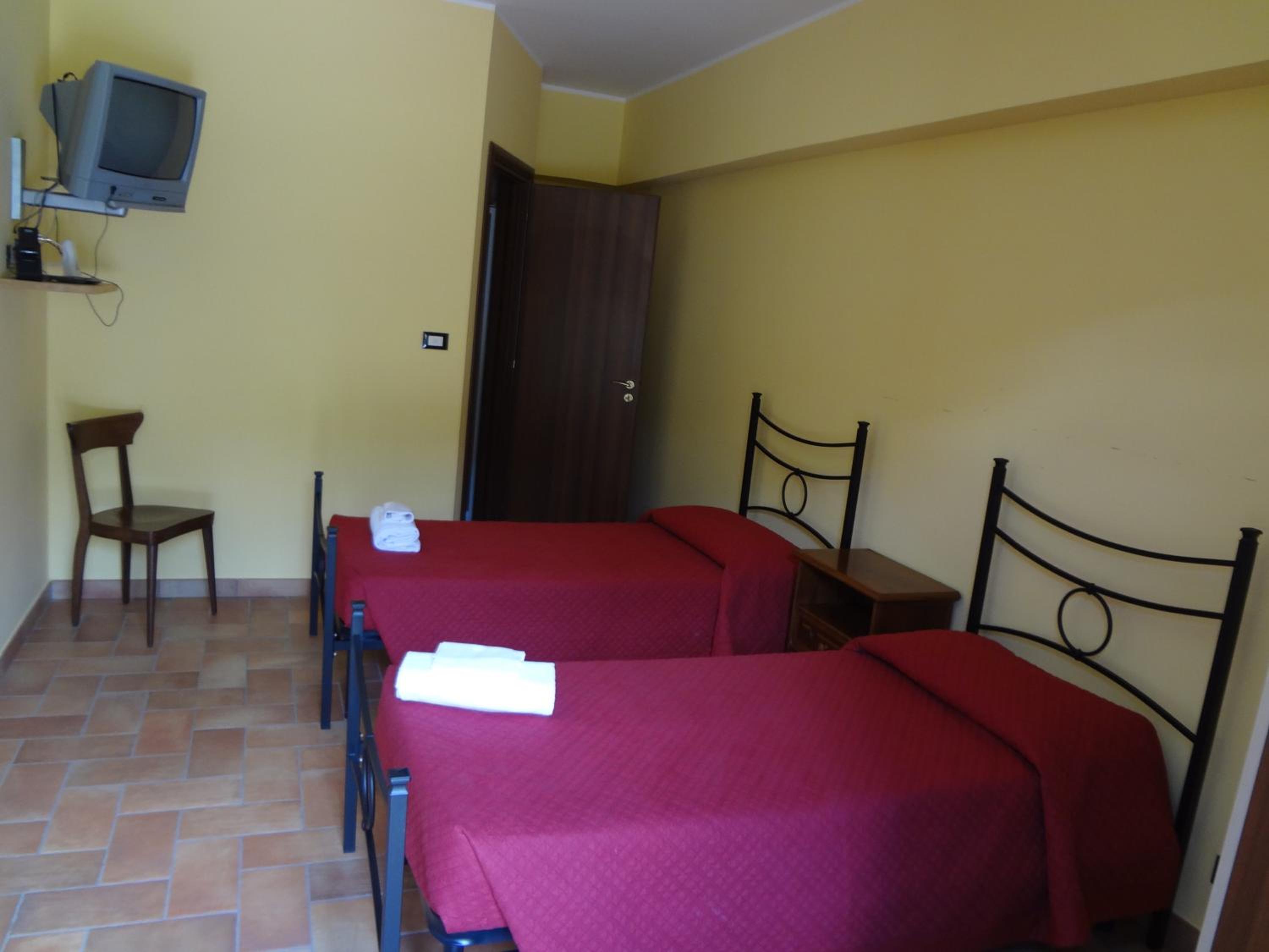Twin Room with Private Bathroom photo 1