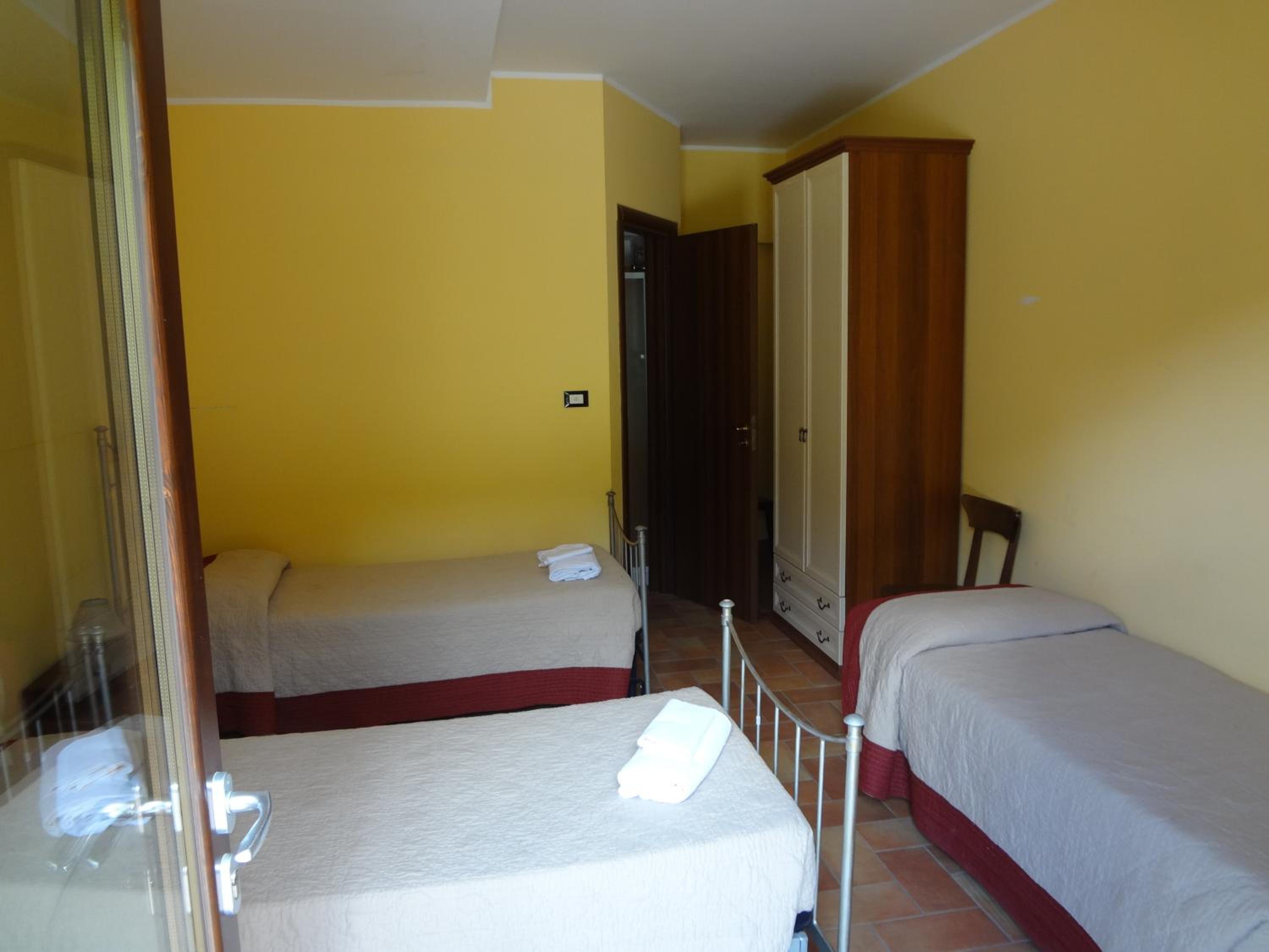 Triple Room with Private Bathroom photo 3