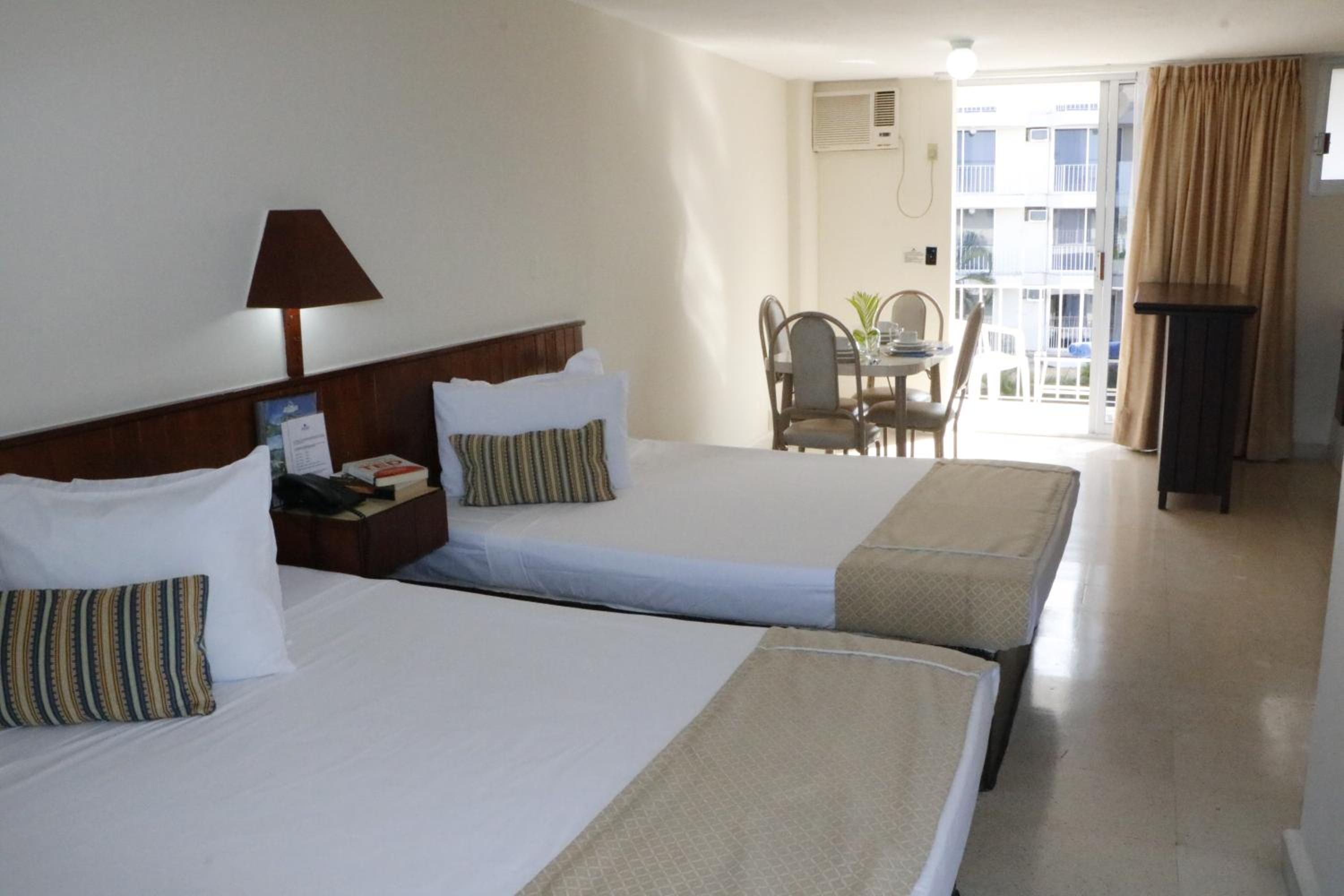 Double Room with Two Double Beds and Pool View photo 3
