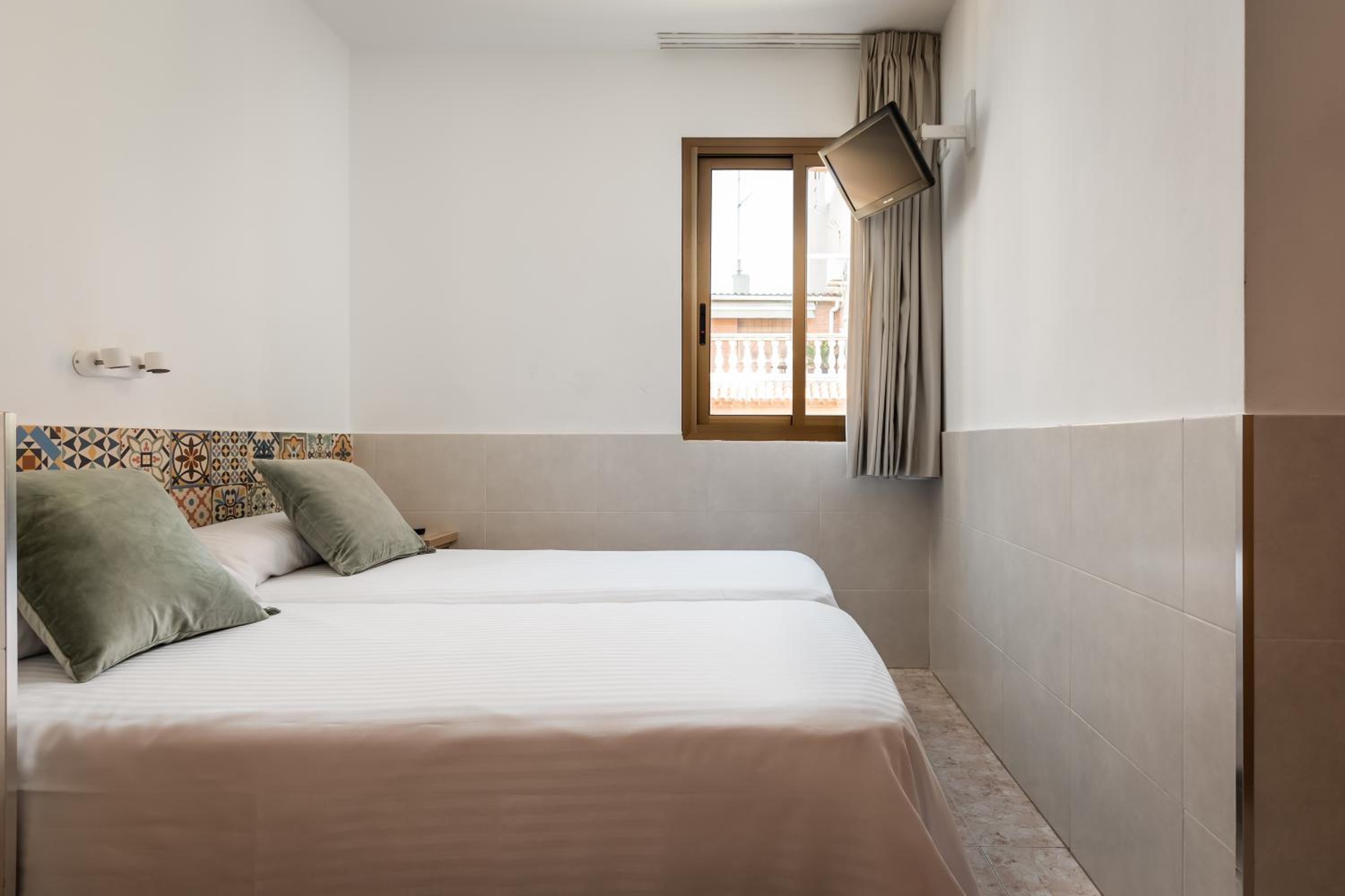 Economy Twin Room photo 2