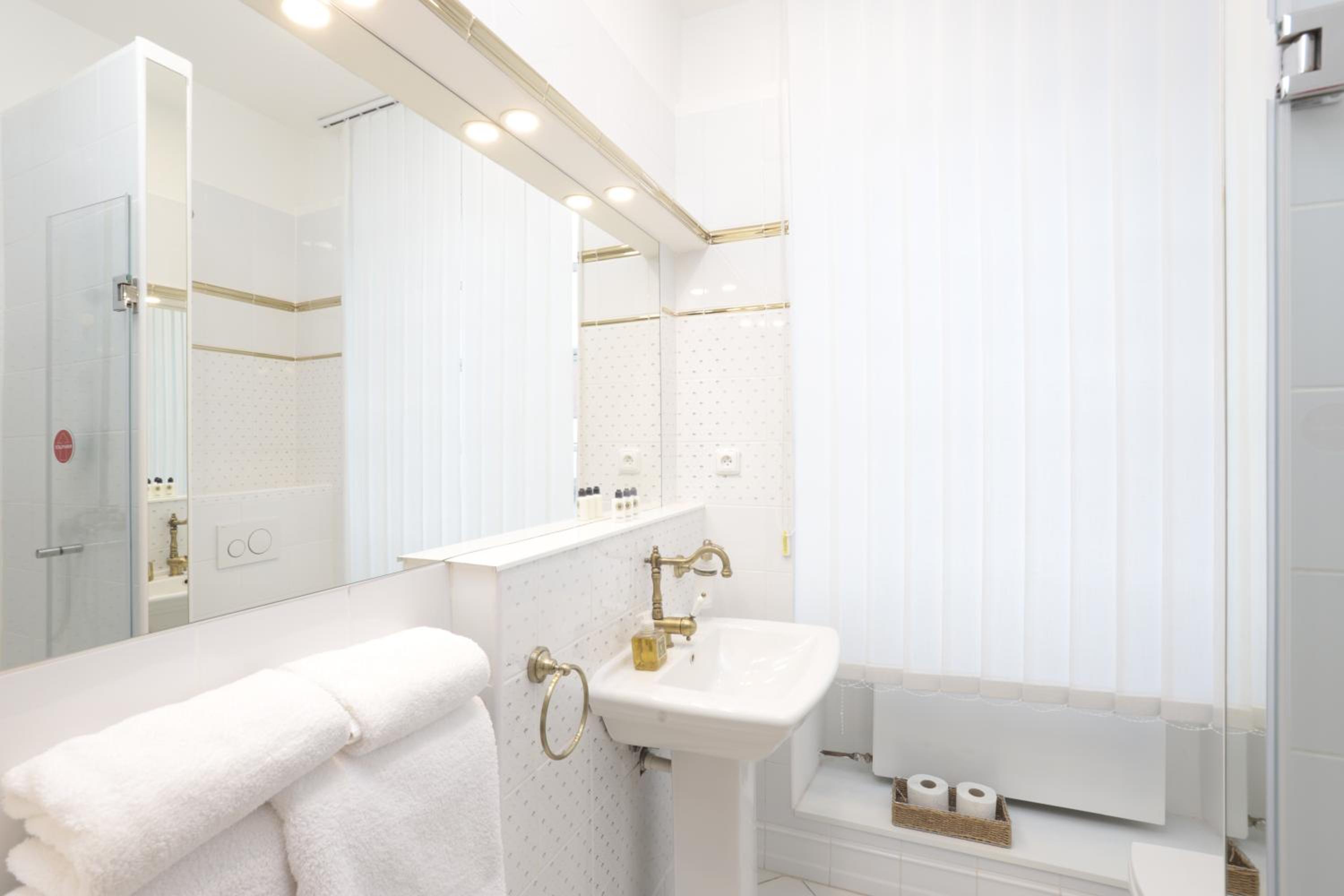 Double or Twin Room - Photo 10