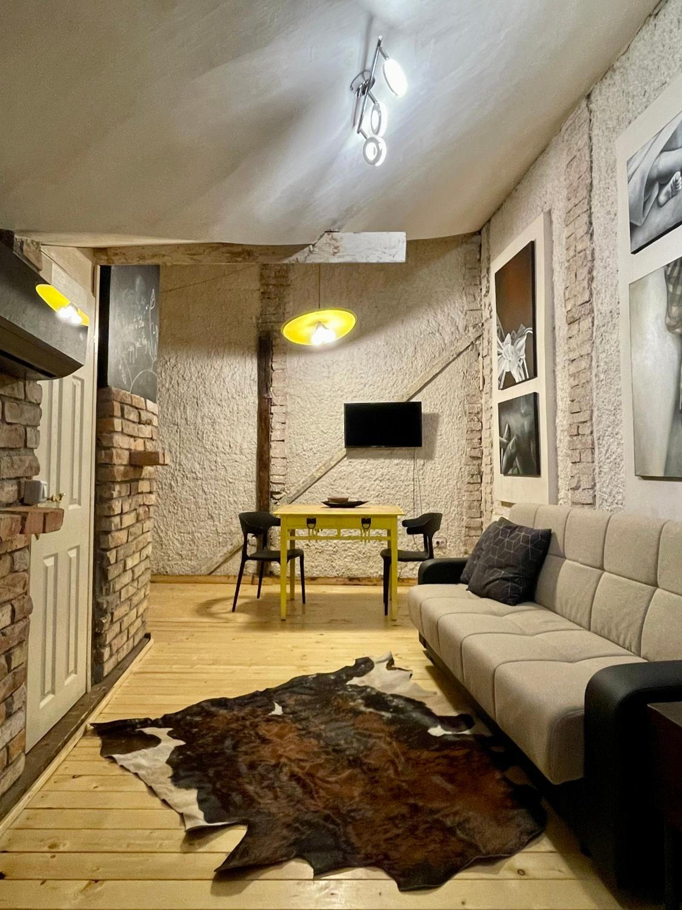 Studio Apartment - Photo 2