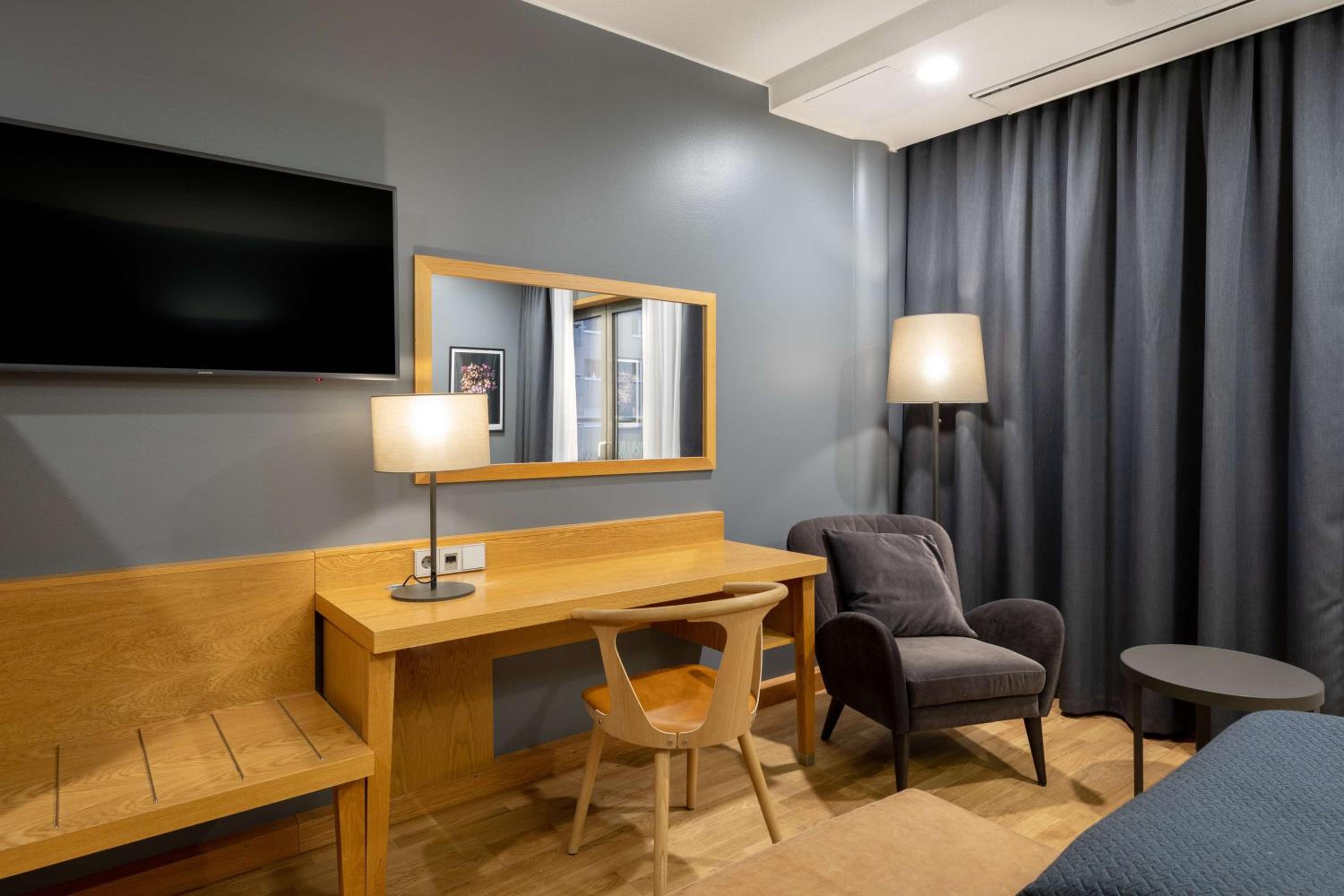 Family Room - Photo 4