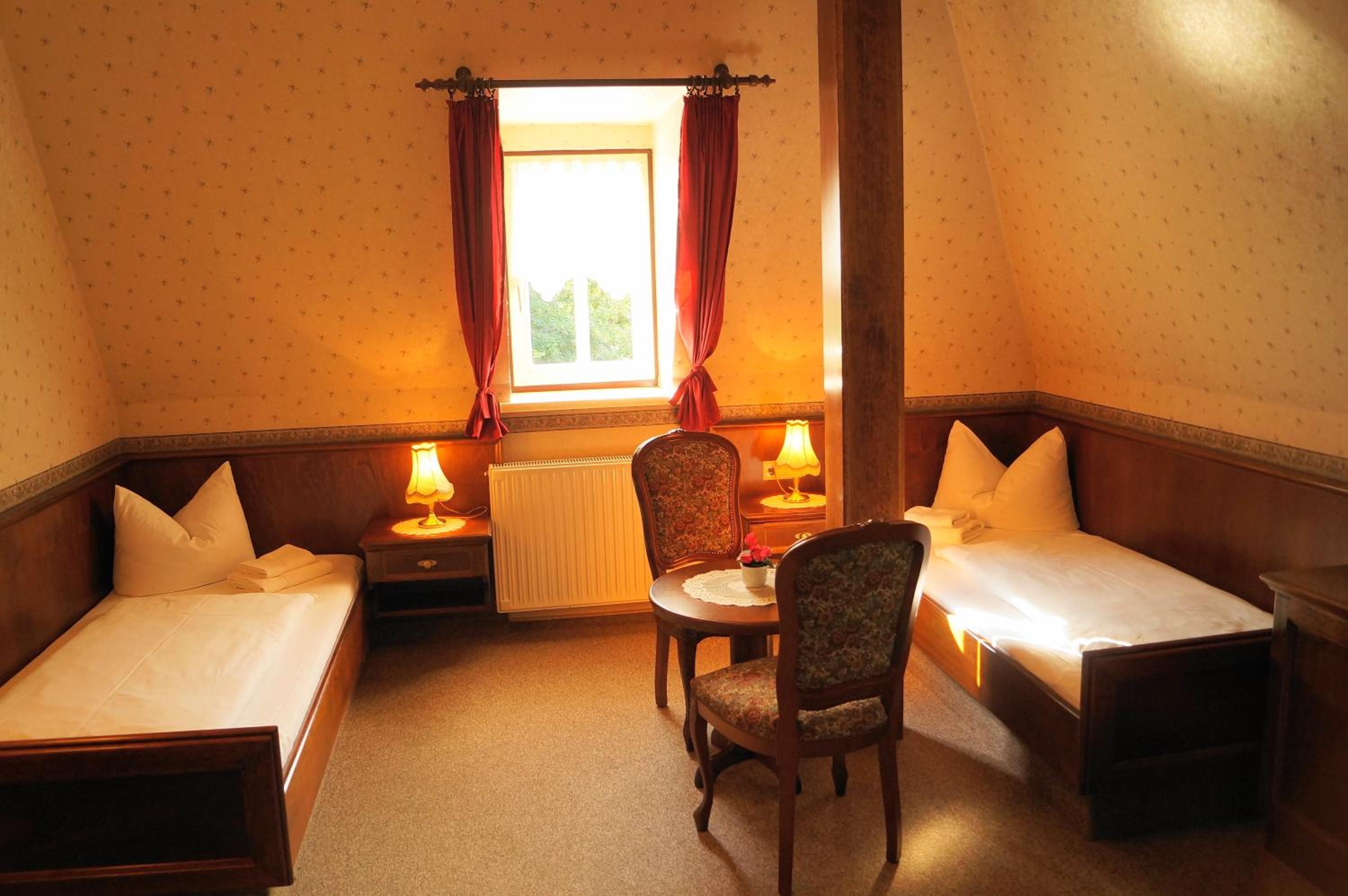 Standard Twin Room - Photo 4