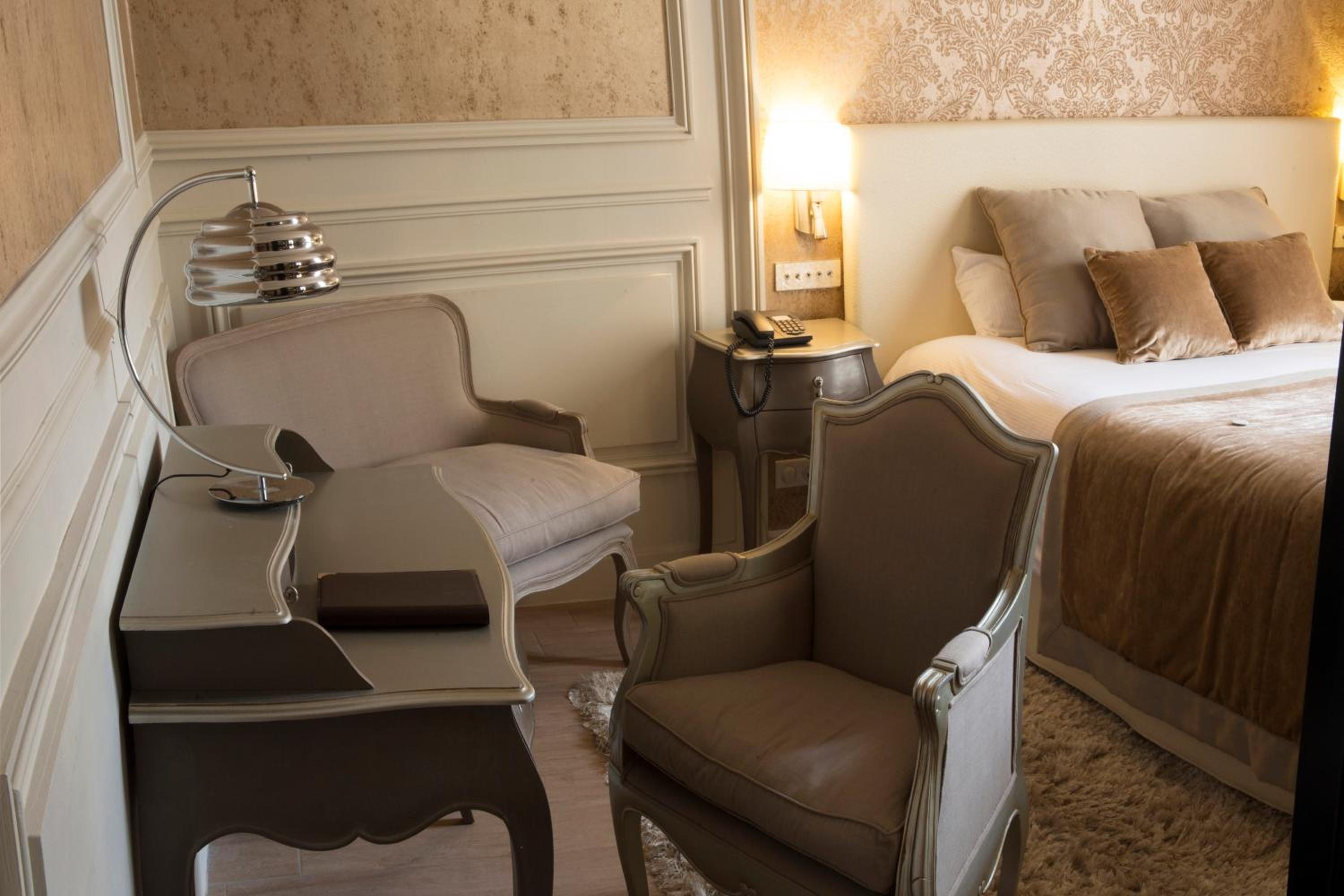 Deluxe Queen Room - Non-Smoking - Photo 5