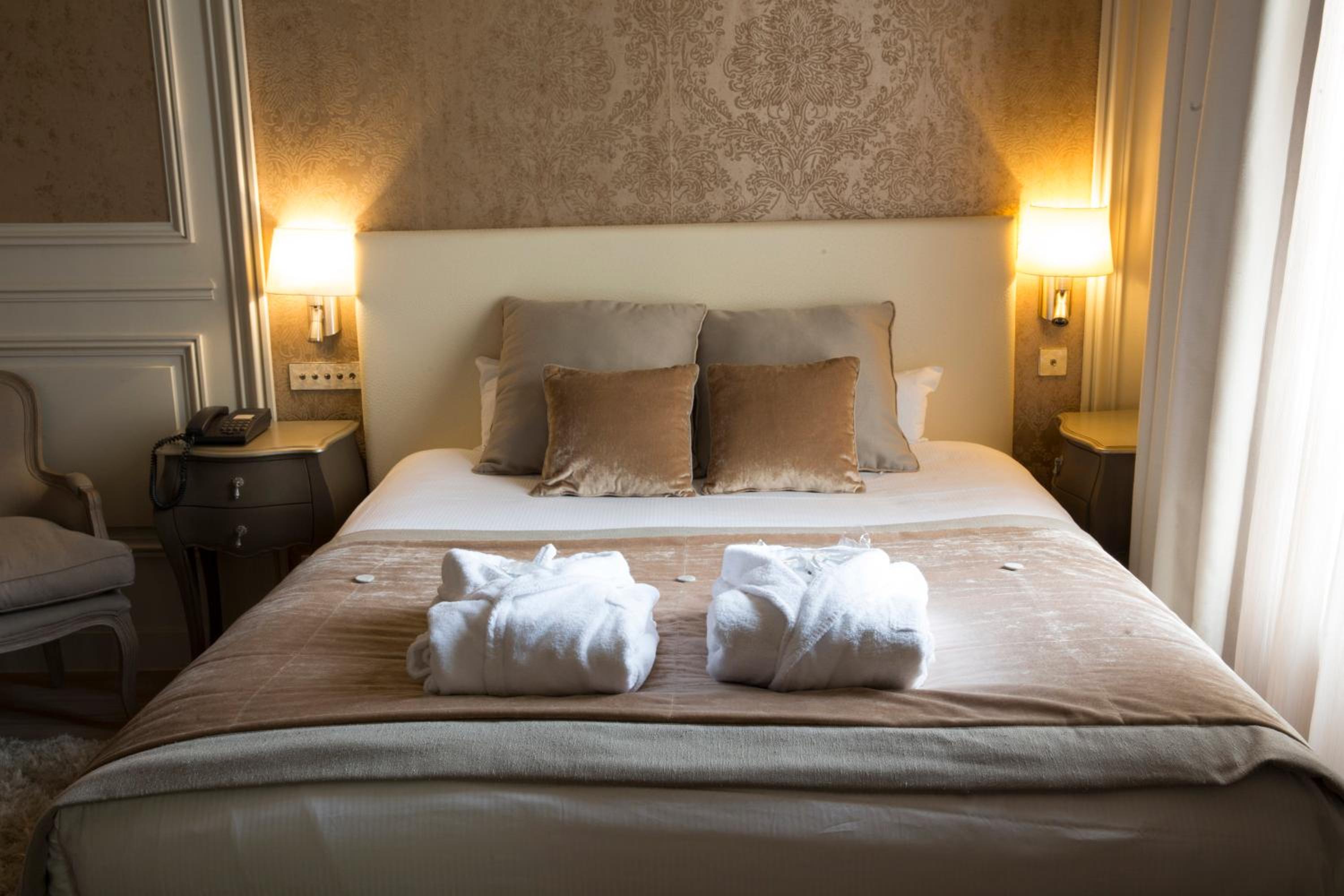 Deluxe Queen Room - Non-Smoking - Photo 3