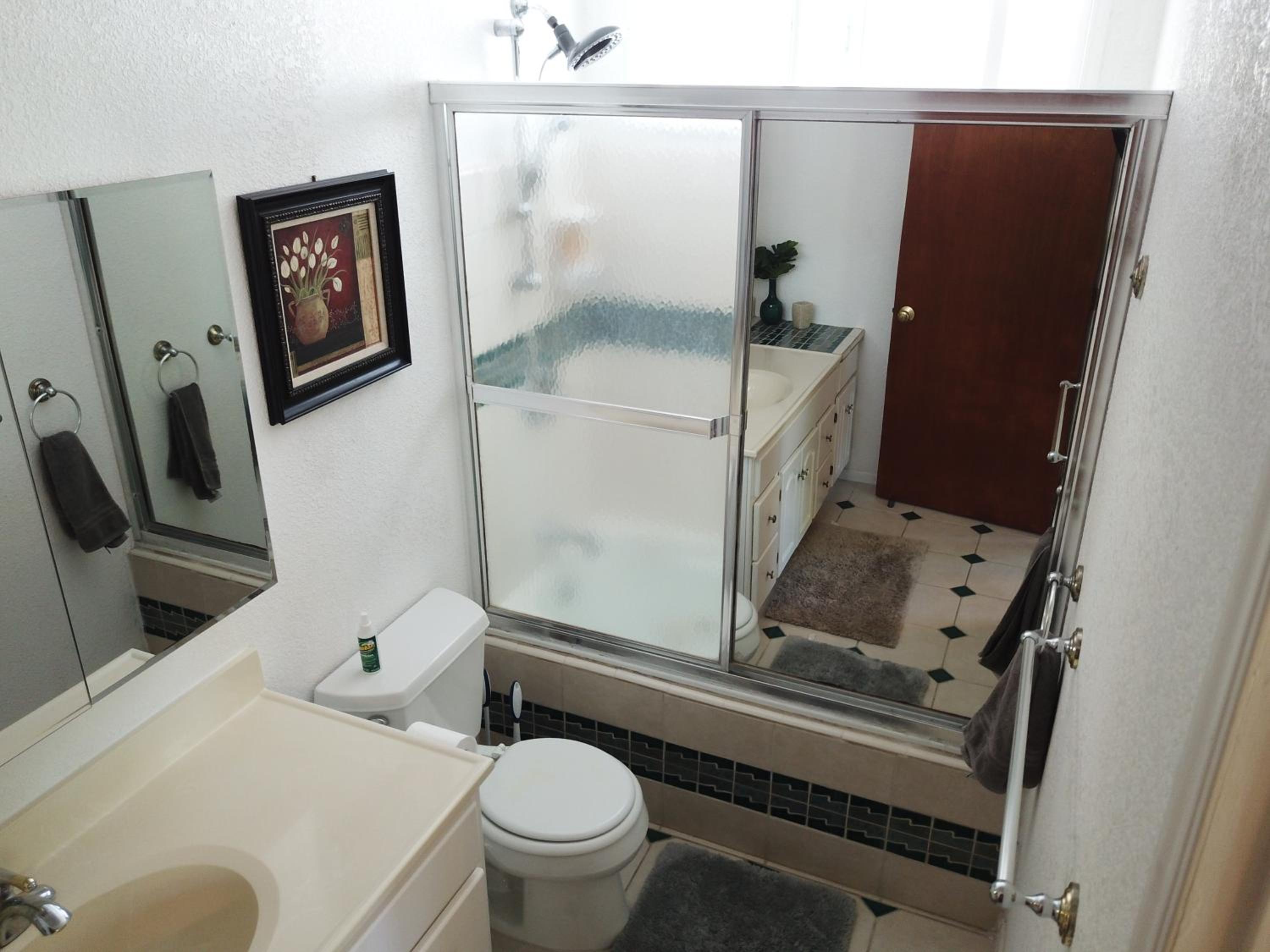 Deluxe King Suite - Photo 12