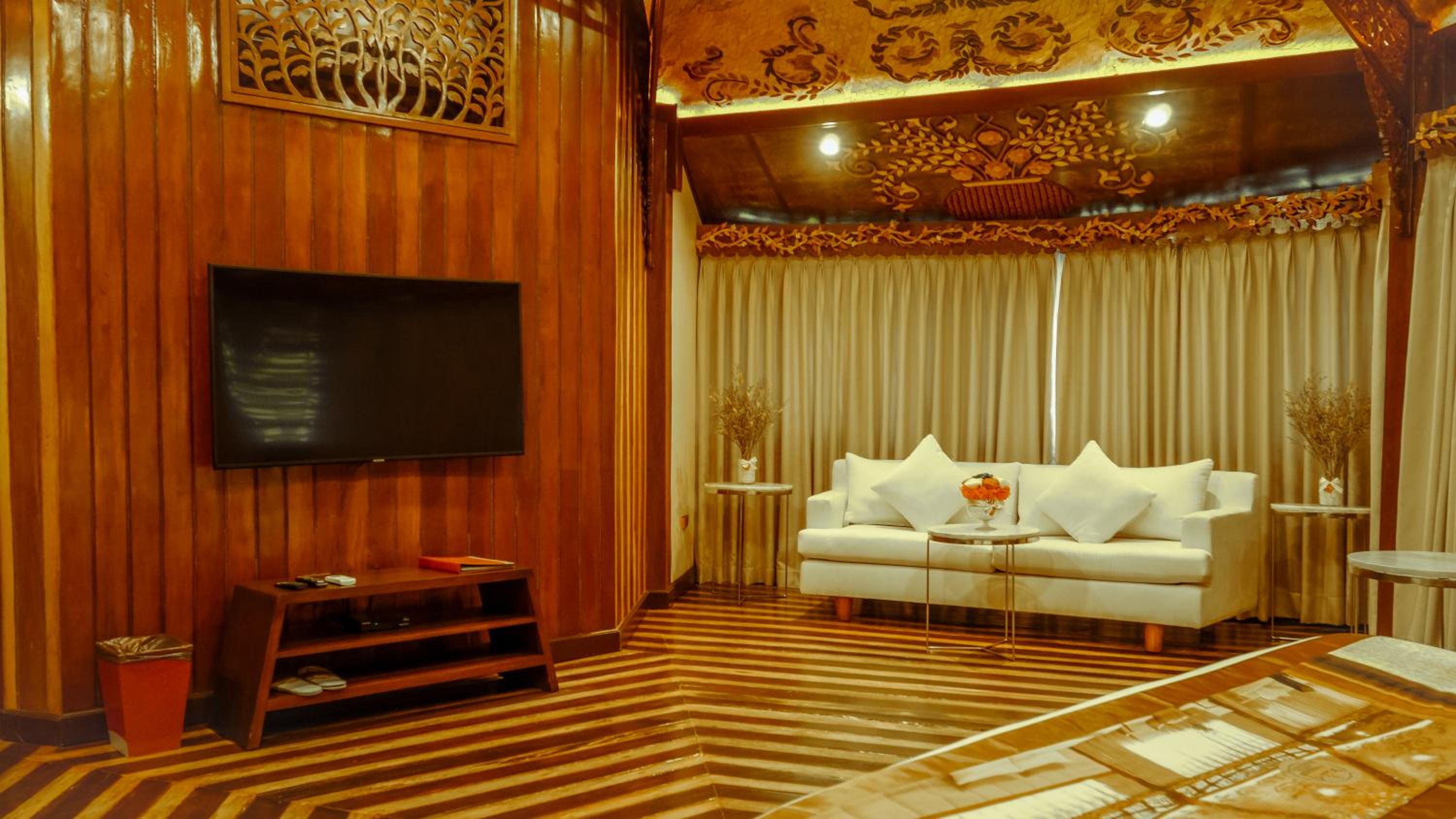 Crown Villa - Photo 2