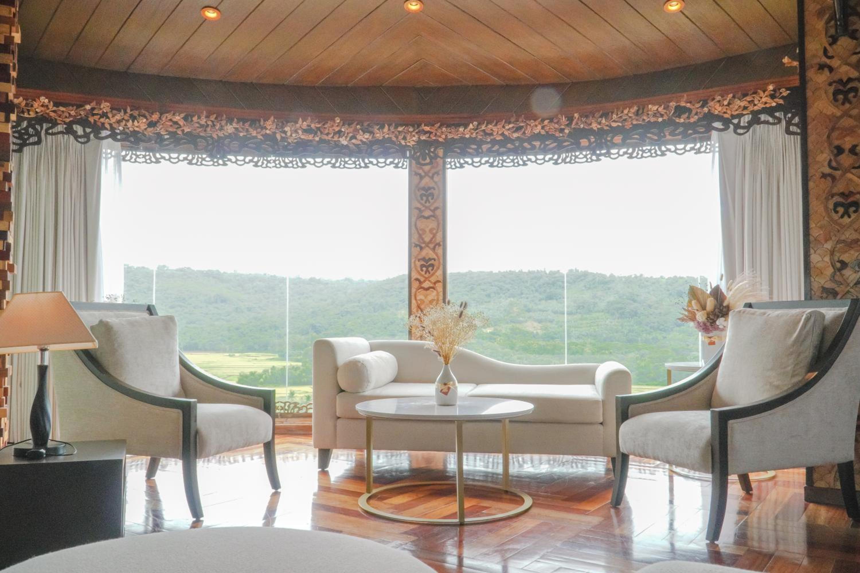 Royal Villa - Photo 2
