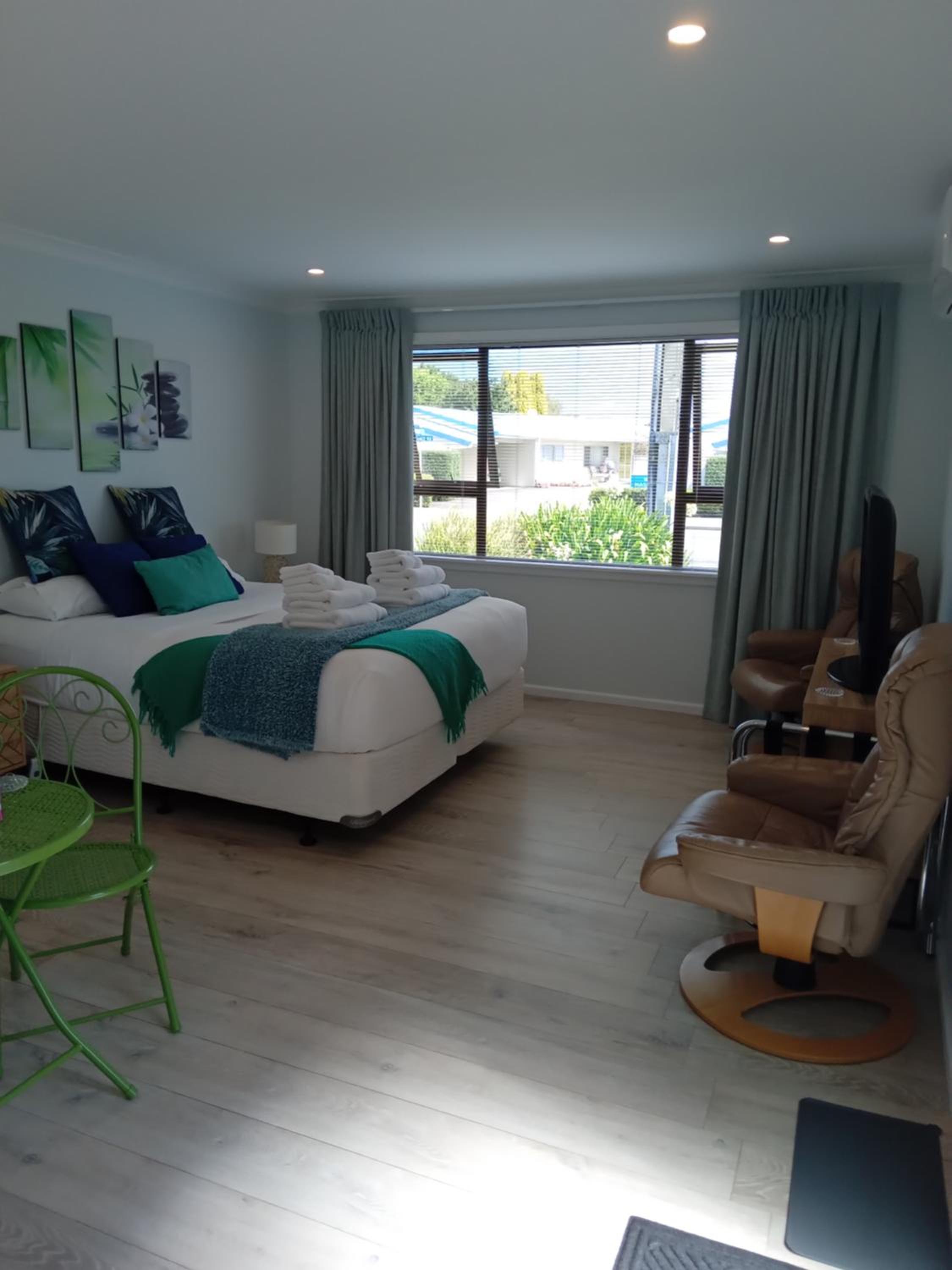 Deluxe King Room - Photo 7
