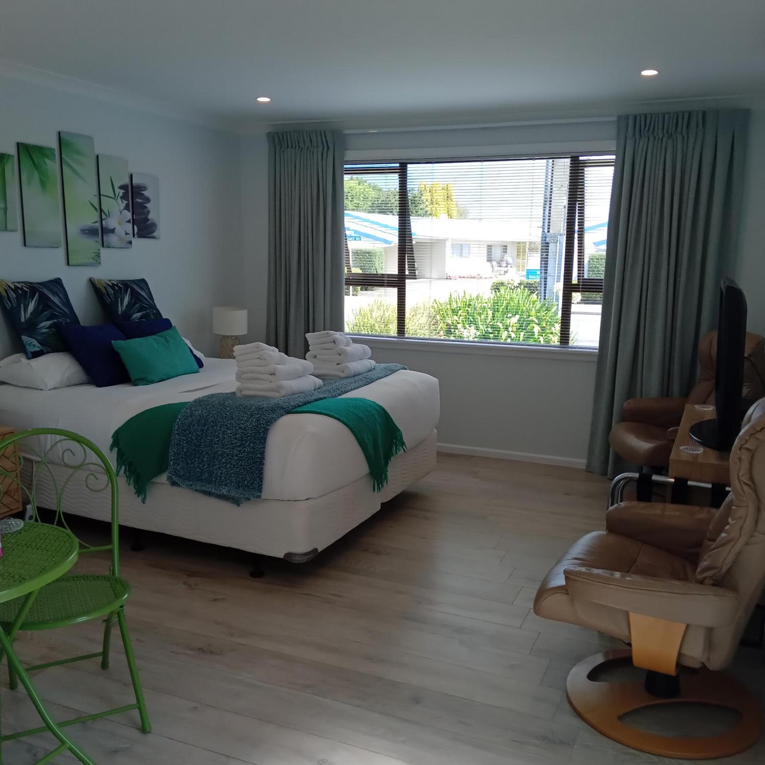 Deluxe King Room - Photo 1