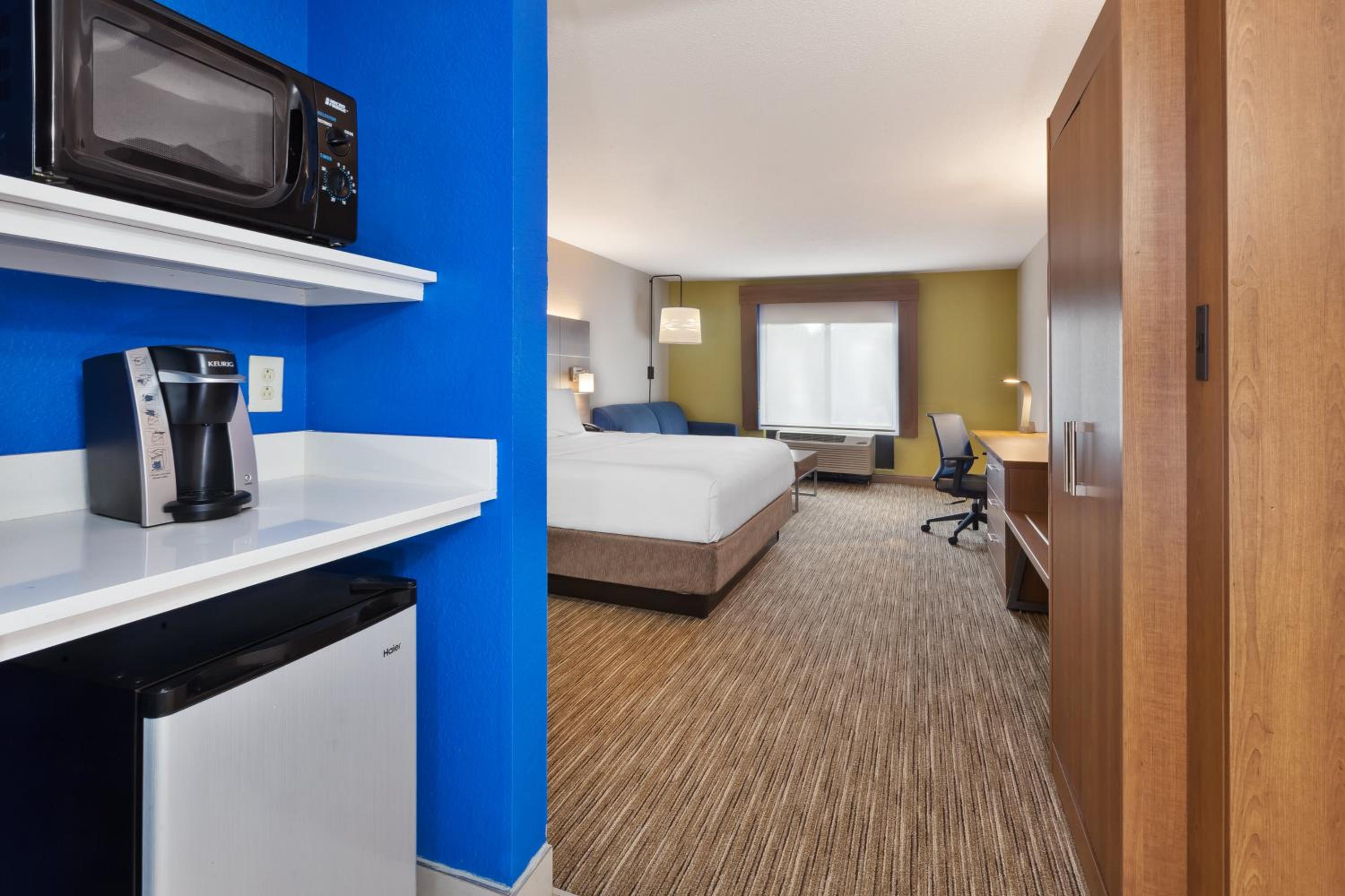 King Suite with Sofa Bed - Non-Smoking photo 1