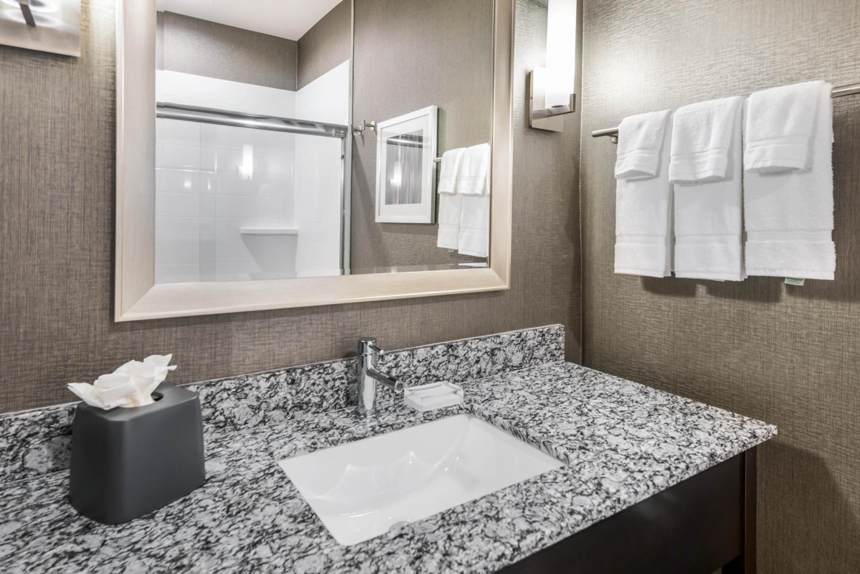 King Suite - Communications Accessible photo 2