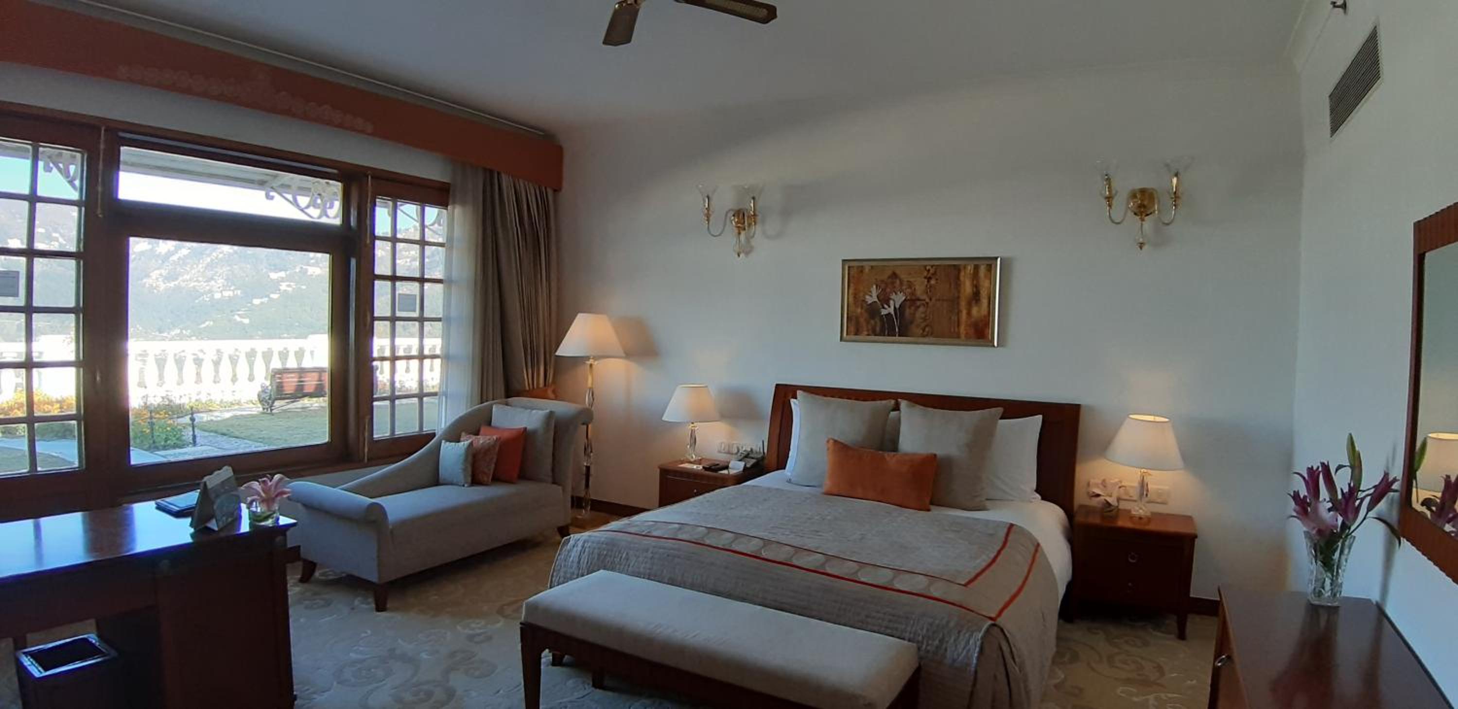 Executive Suite with Jacuzzi in Residency Tower with with 10% discount on spa, food, beverages and complimentary evening tea and entertainment