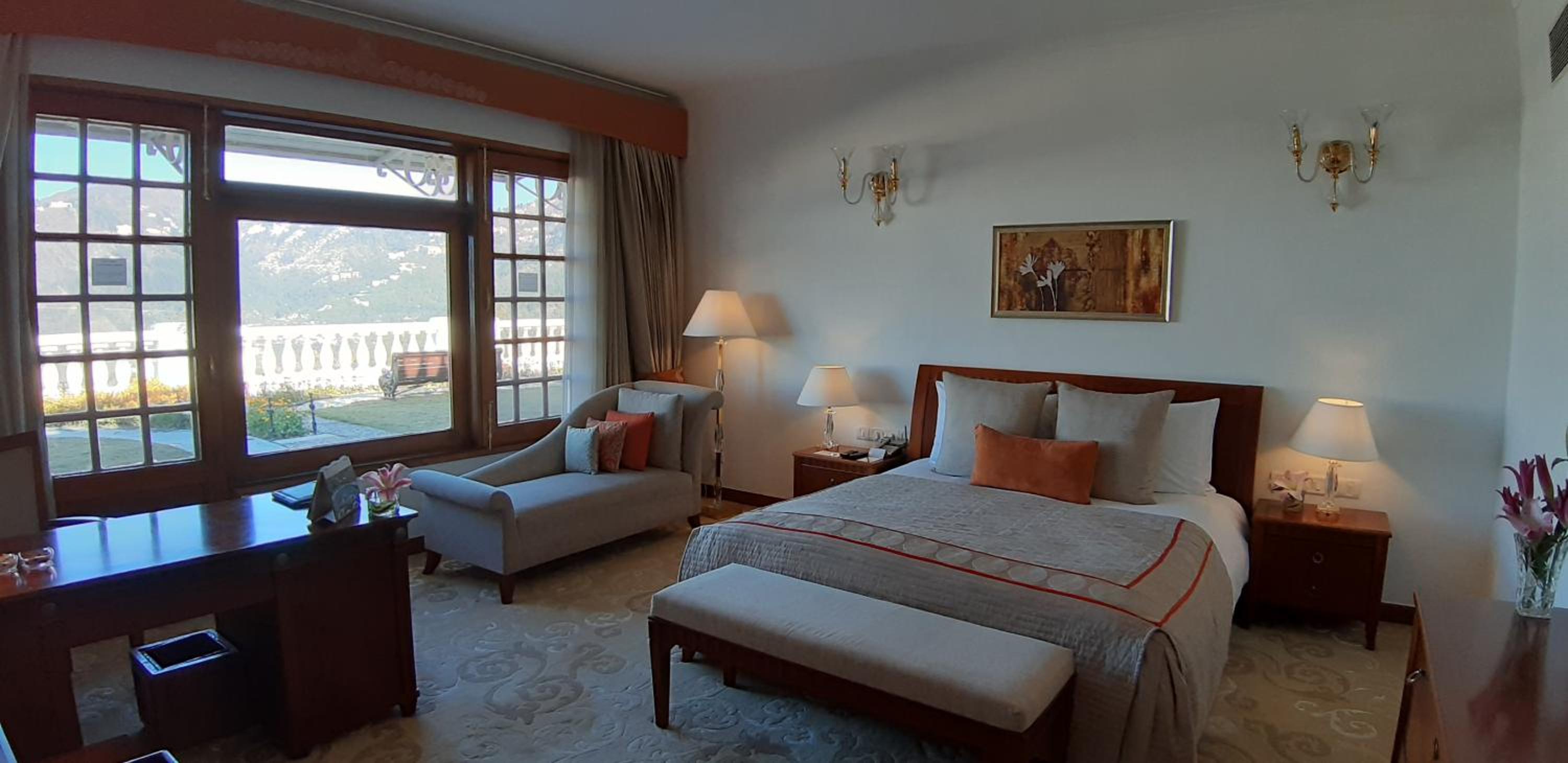 Executive Suite with Jacuzzi in Residency Tower with with 10% discount on spa, food, beverages and complimentary evening tea and entertainment