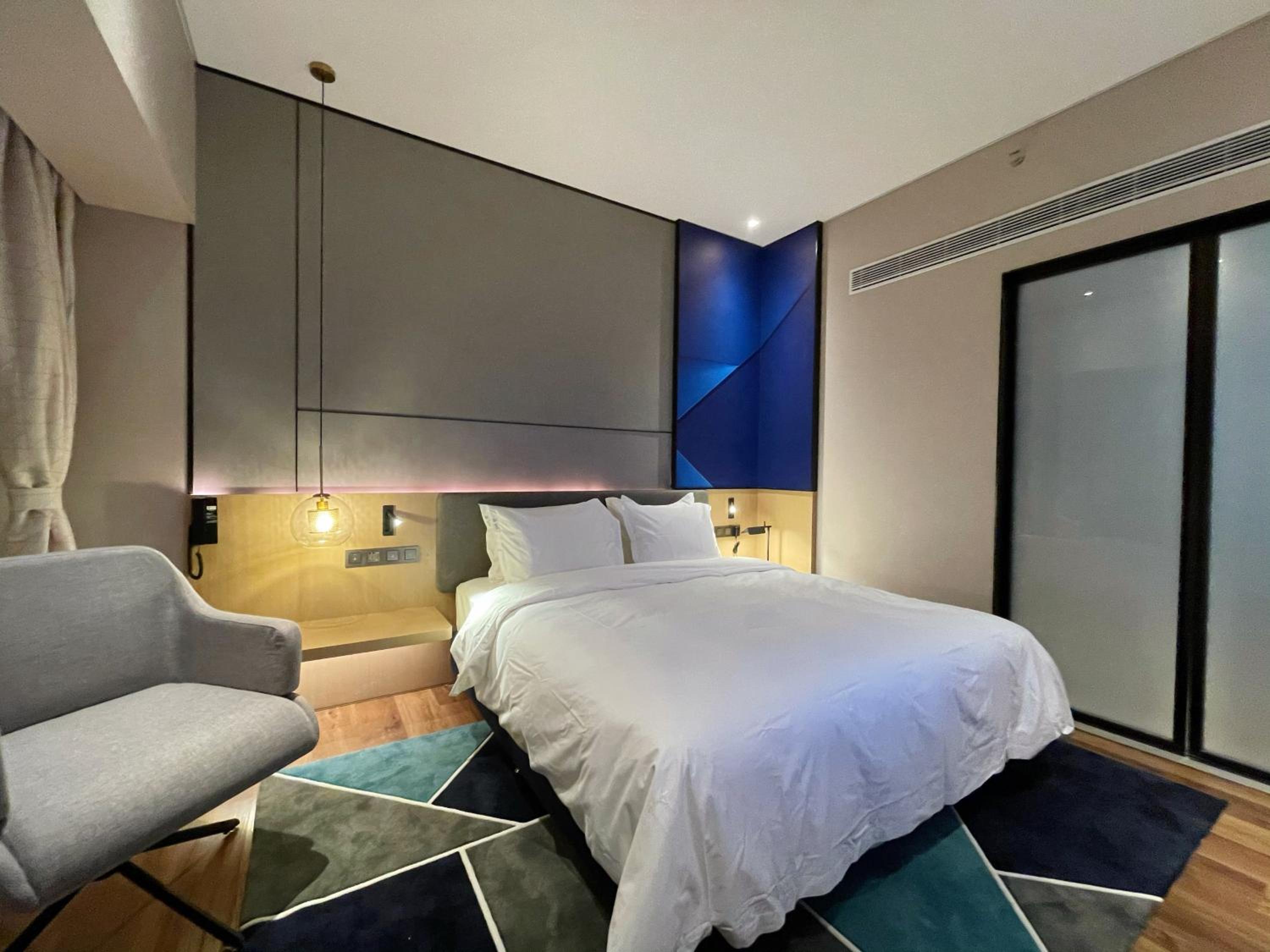 Standard King Room - Photo 1