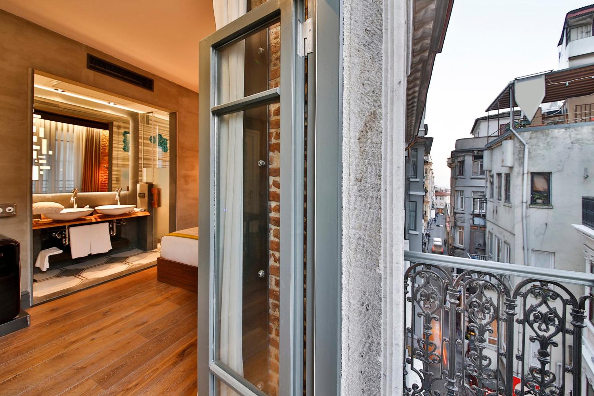 Junior Suite with Balcony photo 3