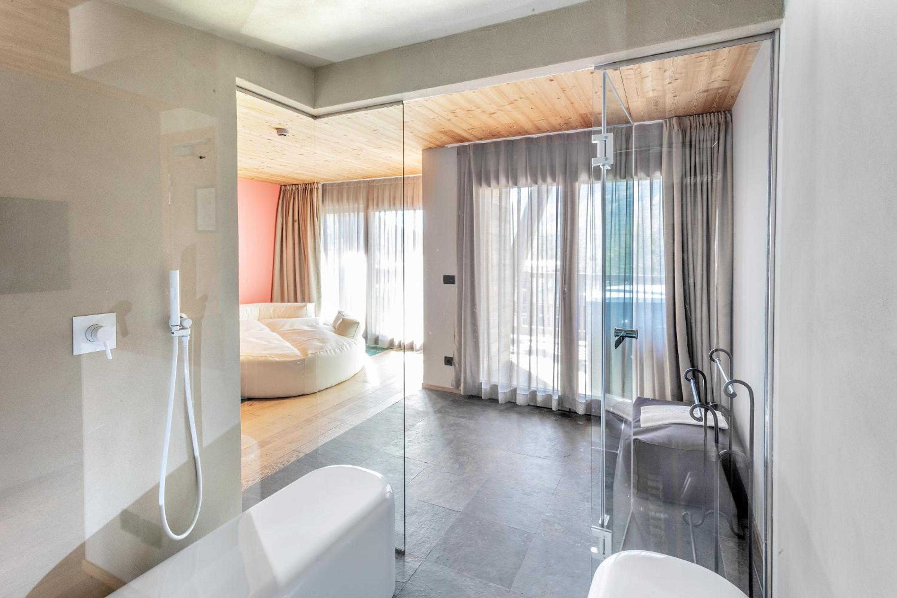 Deluxe Suite with Spa Bath photo 3
