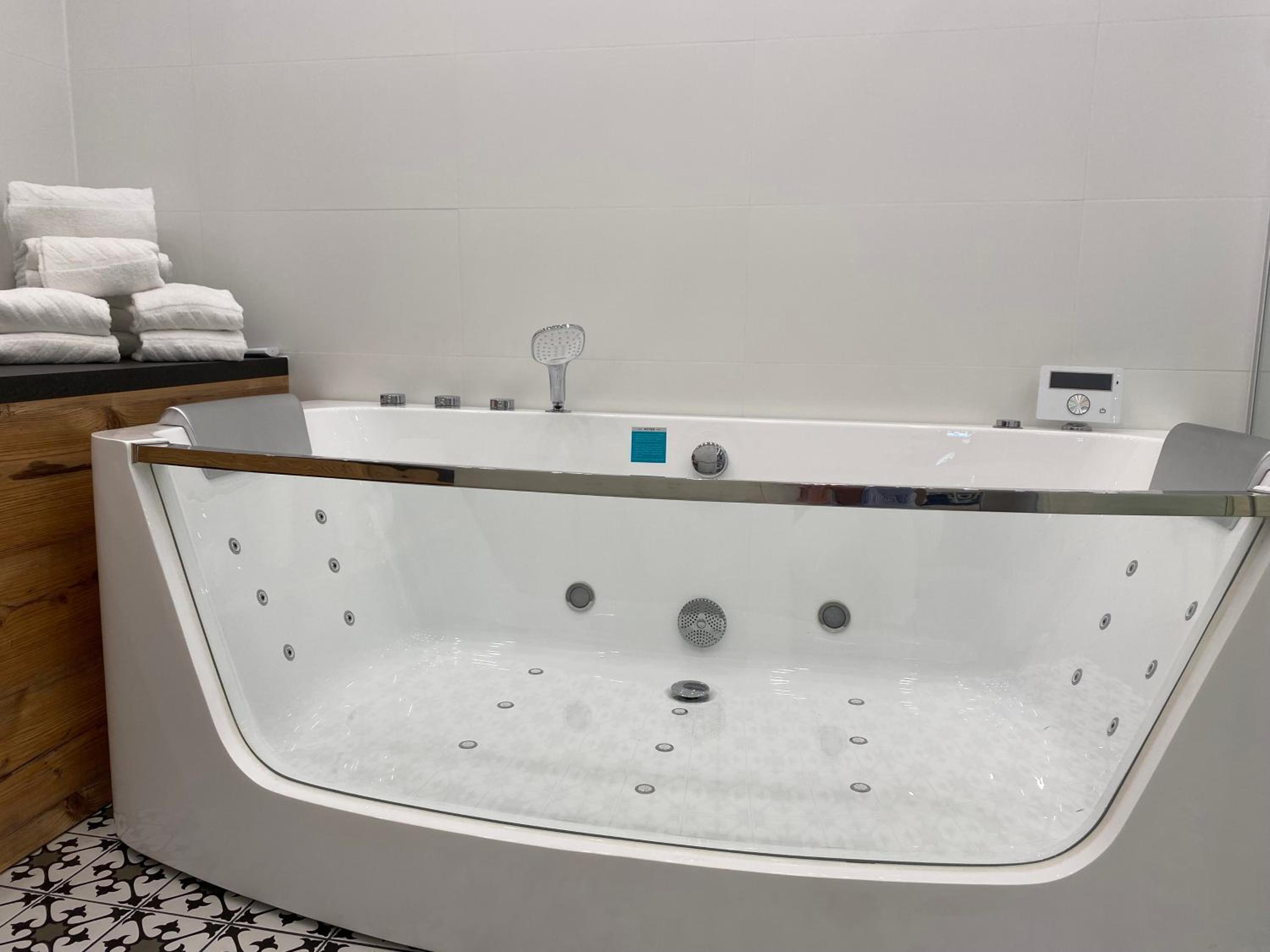 Queen Suite with Spa Bath photo 2