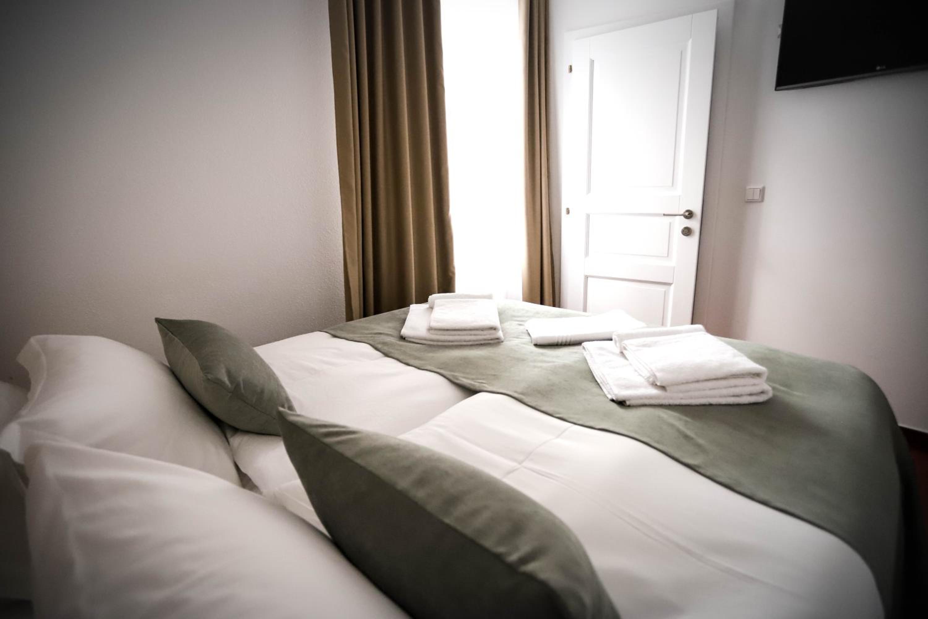 Small Double Room - Photo 5