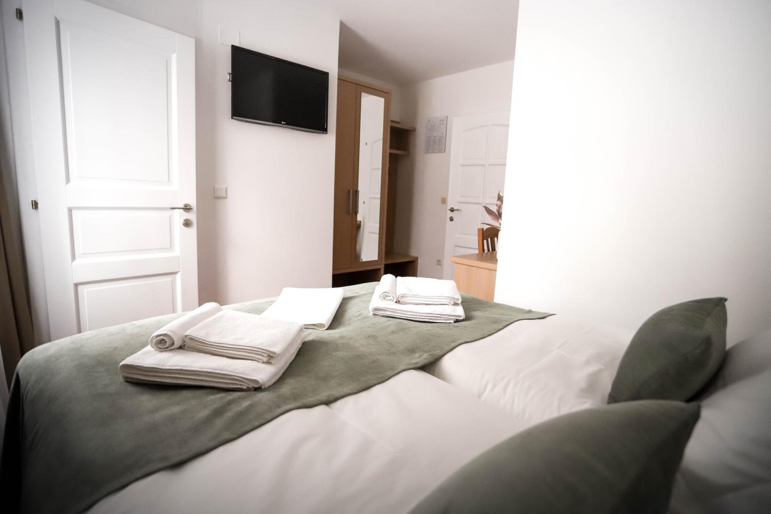 Small Double Room - Photo 4