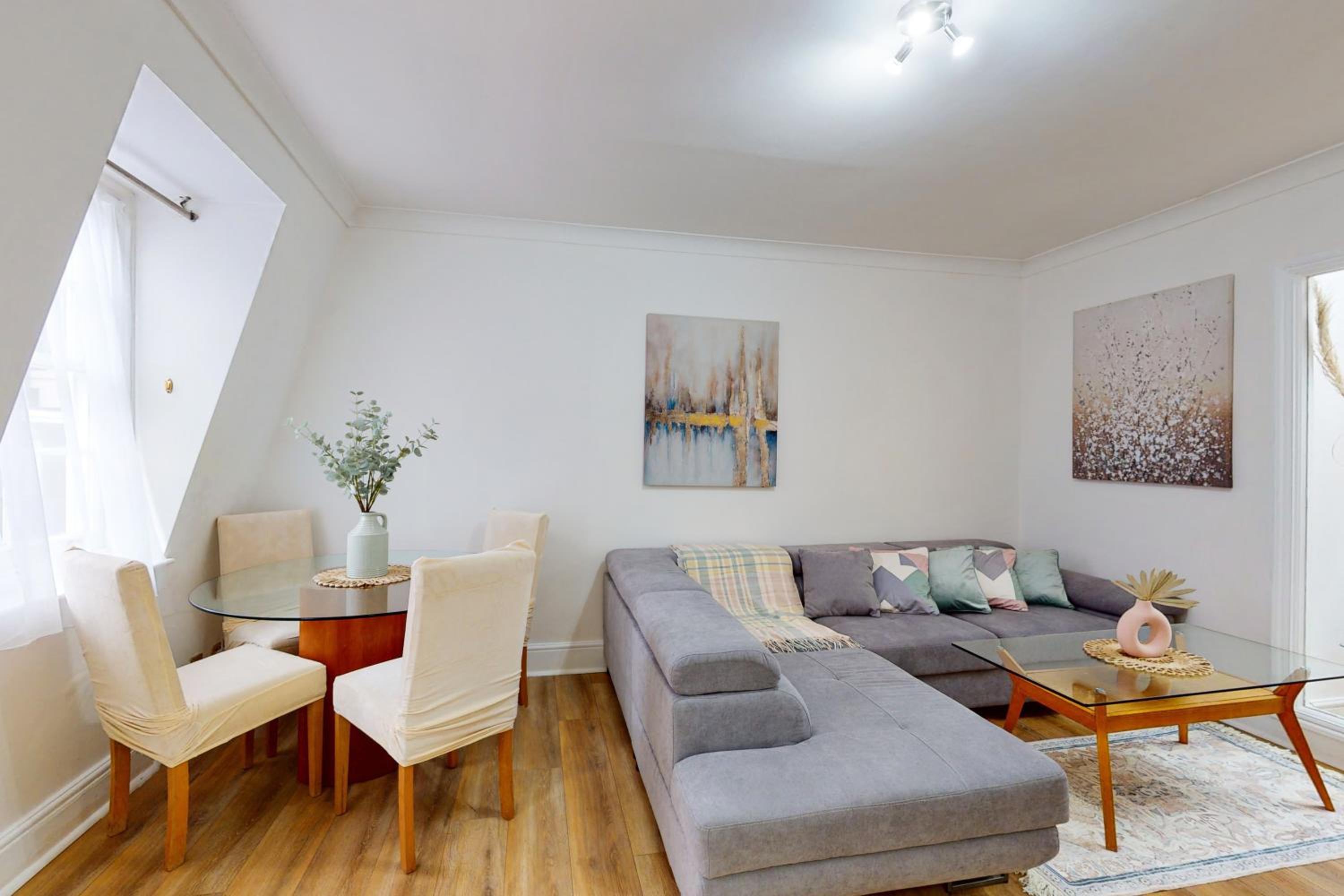 Two-Bedroom Apartment with Balcony photo 3