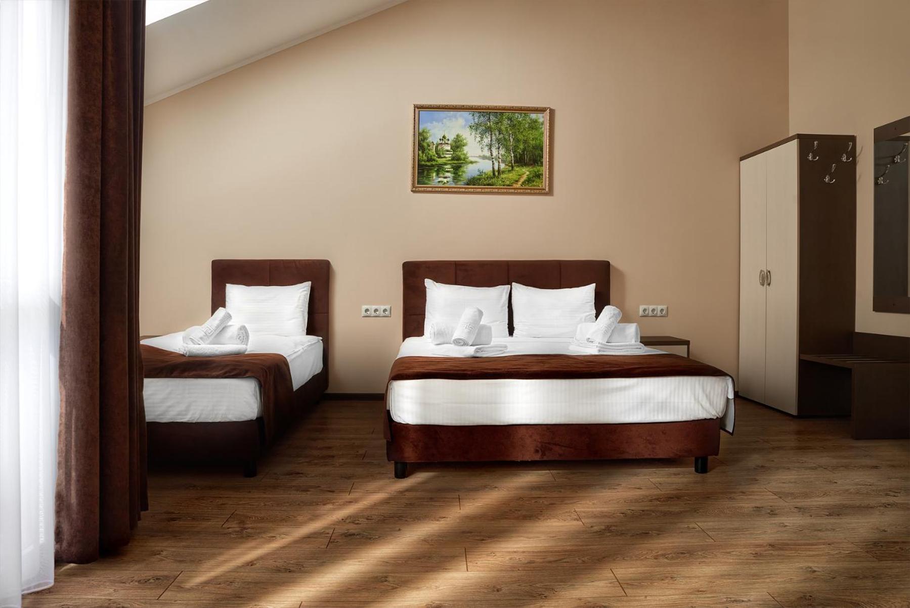 Deluxe Room (2 Adults + 1 Child)