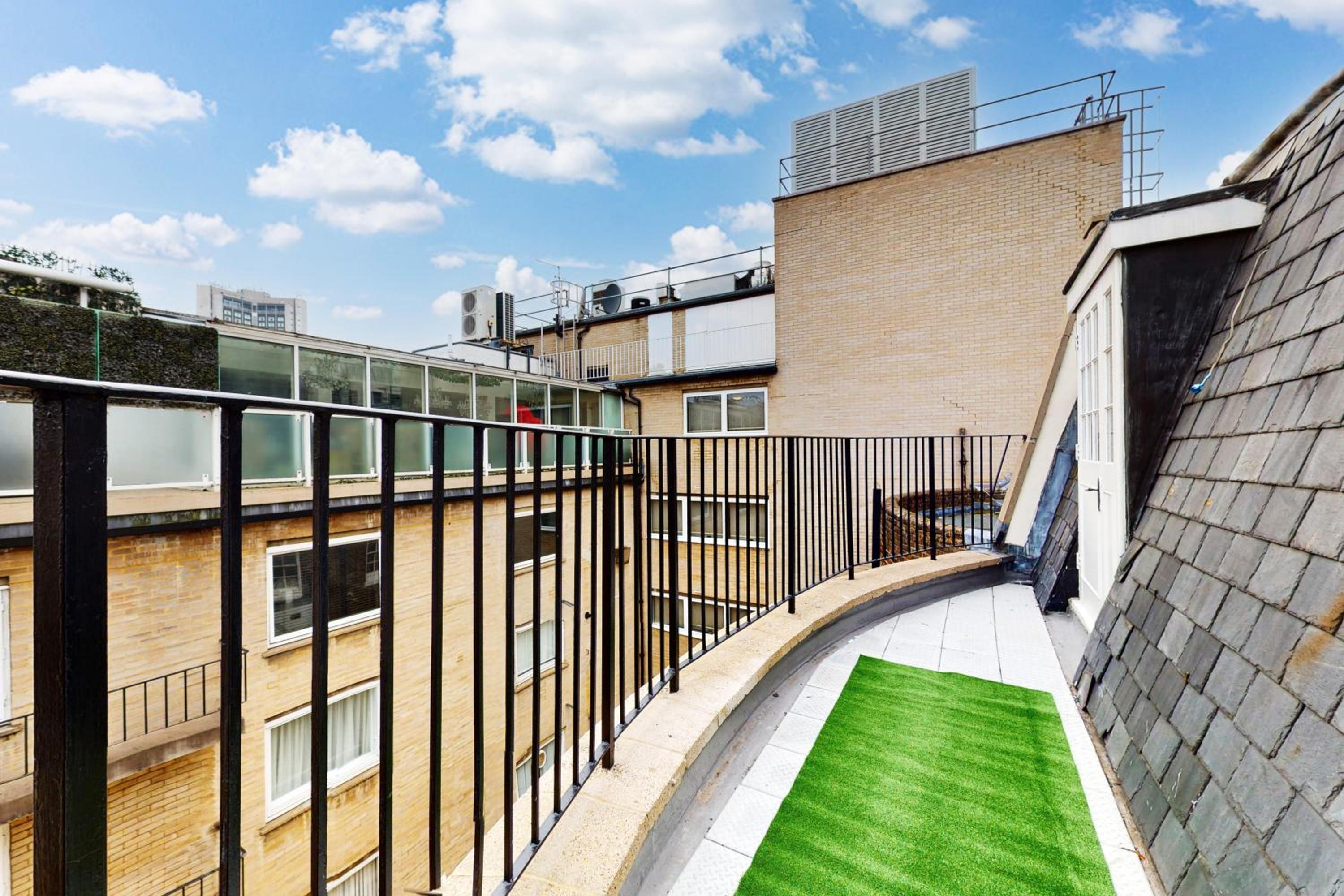 Two-Bedroom Apartment with Balcony photo 2