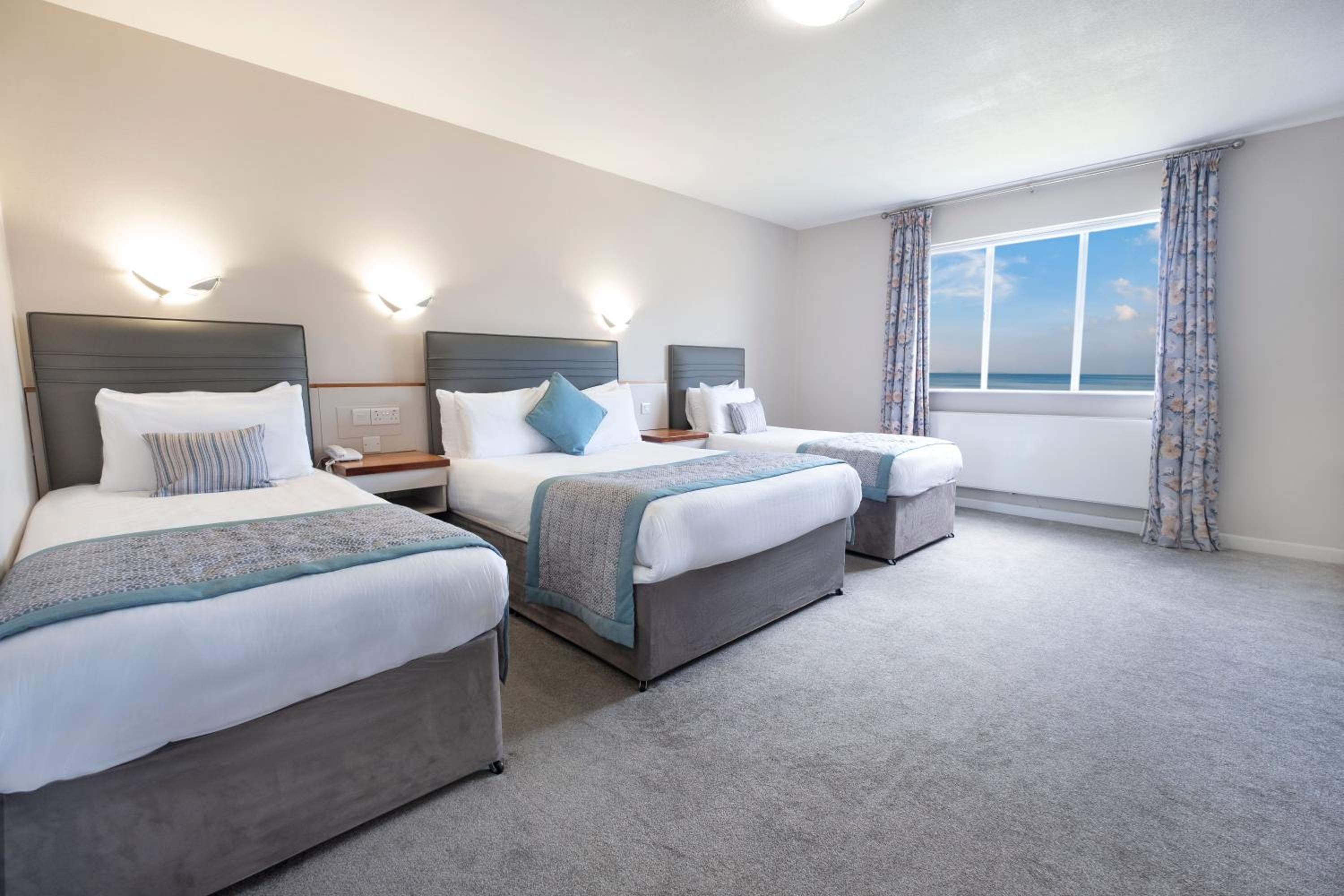 Family Room with Sea View - Photo 3