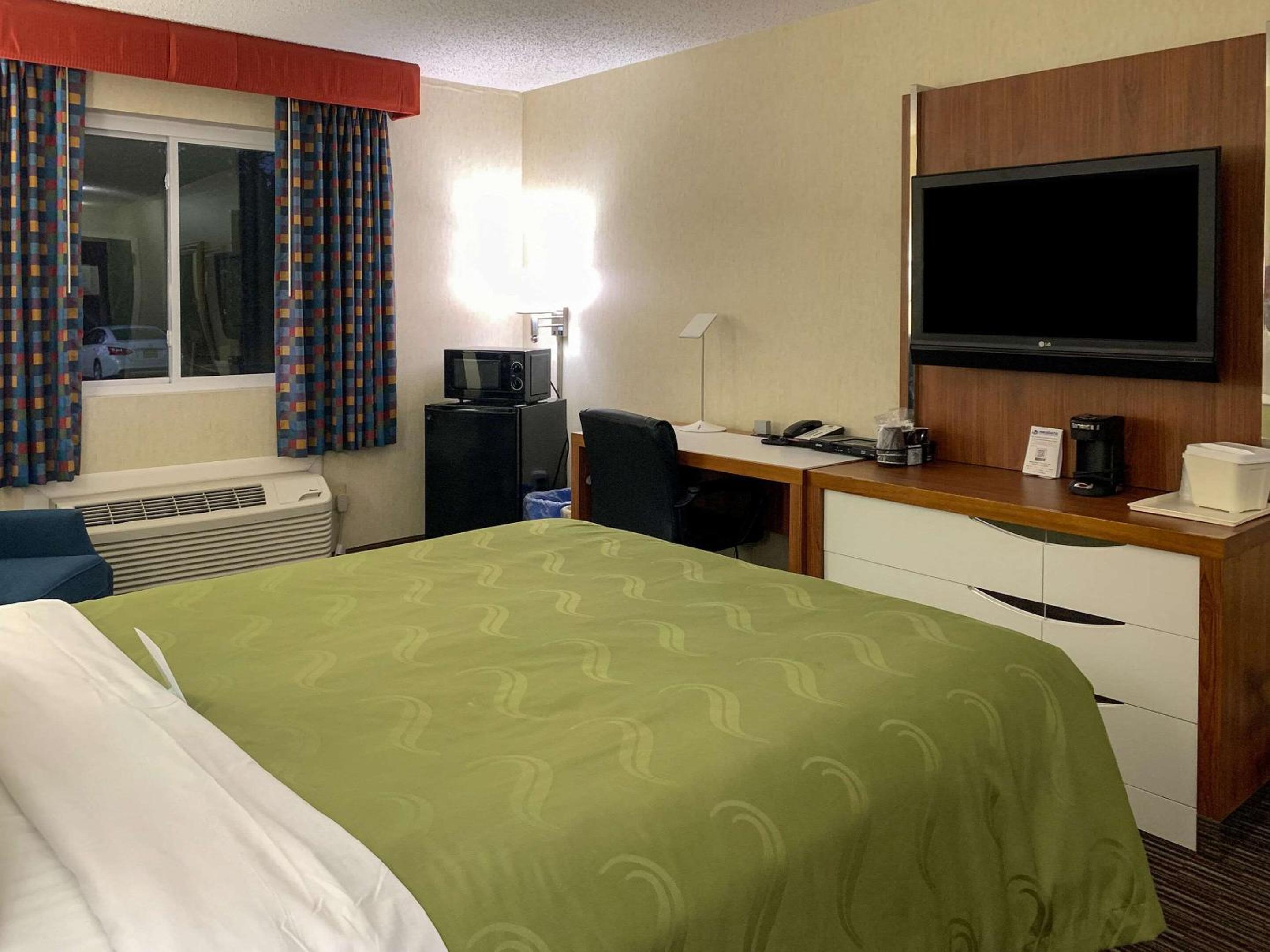 Queen Room - Non-Smoking - Photo 1
