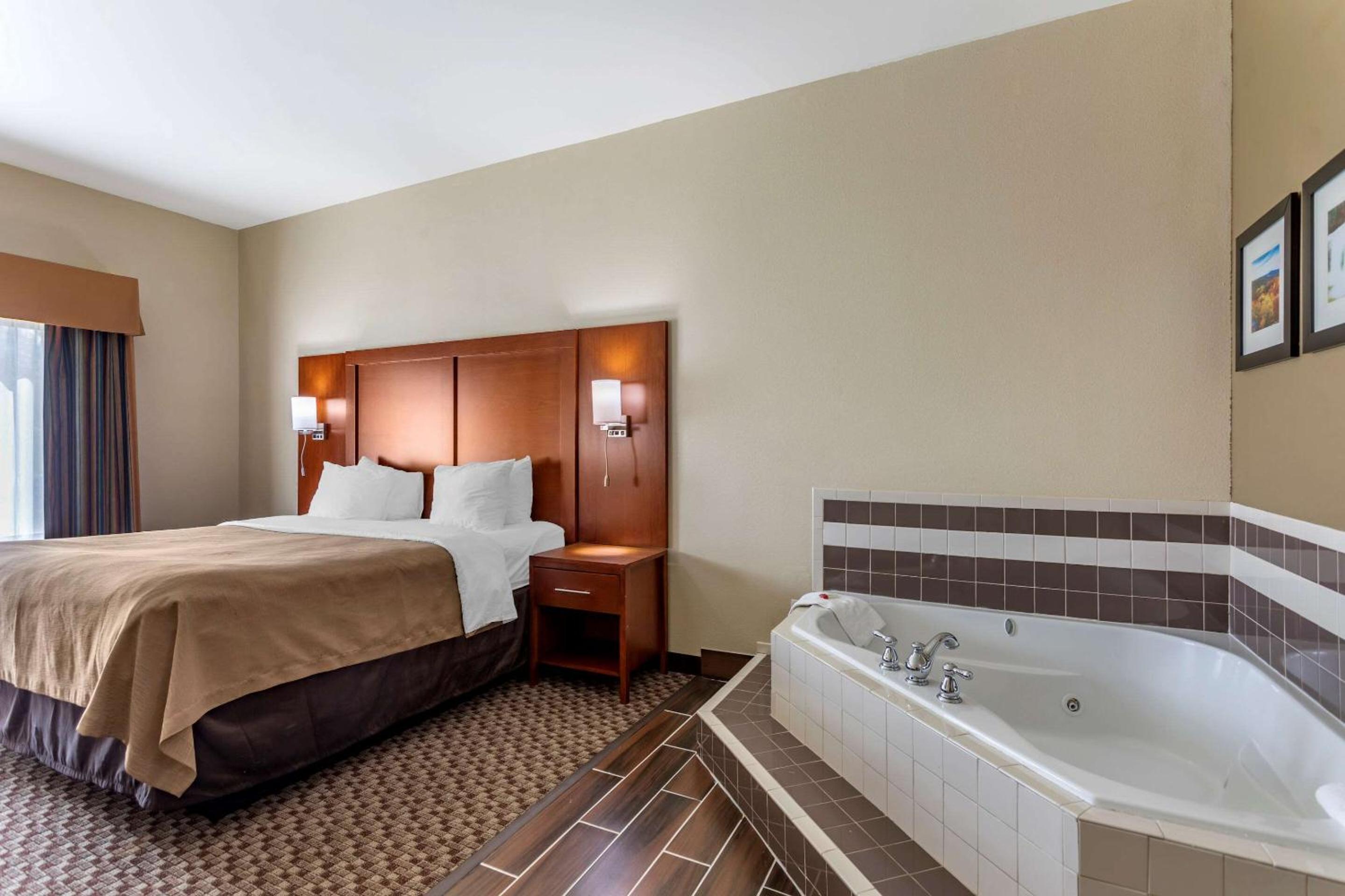 King Room with 1 Person Whirlpool-In Bath - Accessible/Non-Smoking photo 3