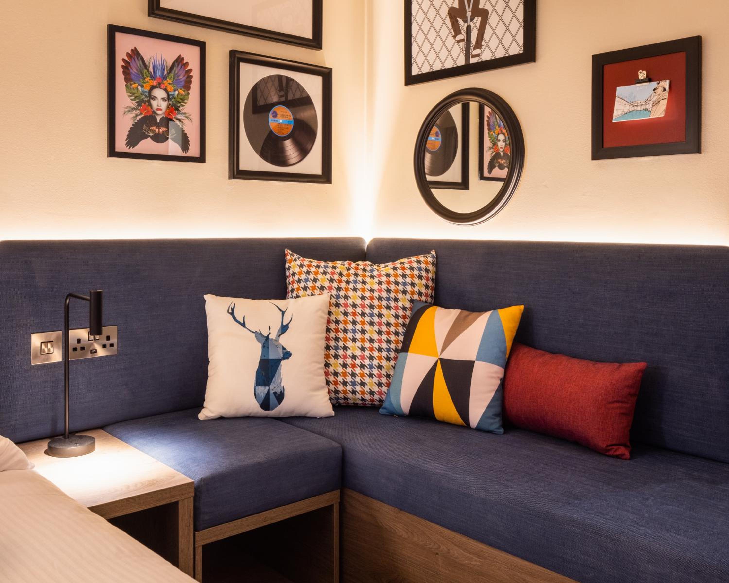 Queen Room with Sofa Bed - Photo 6