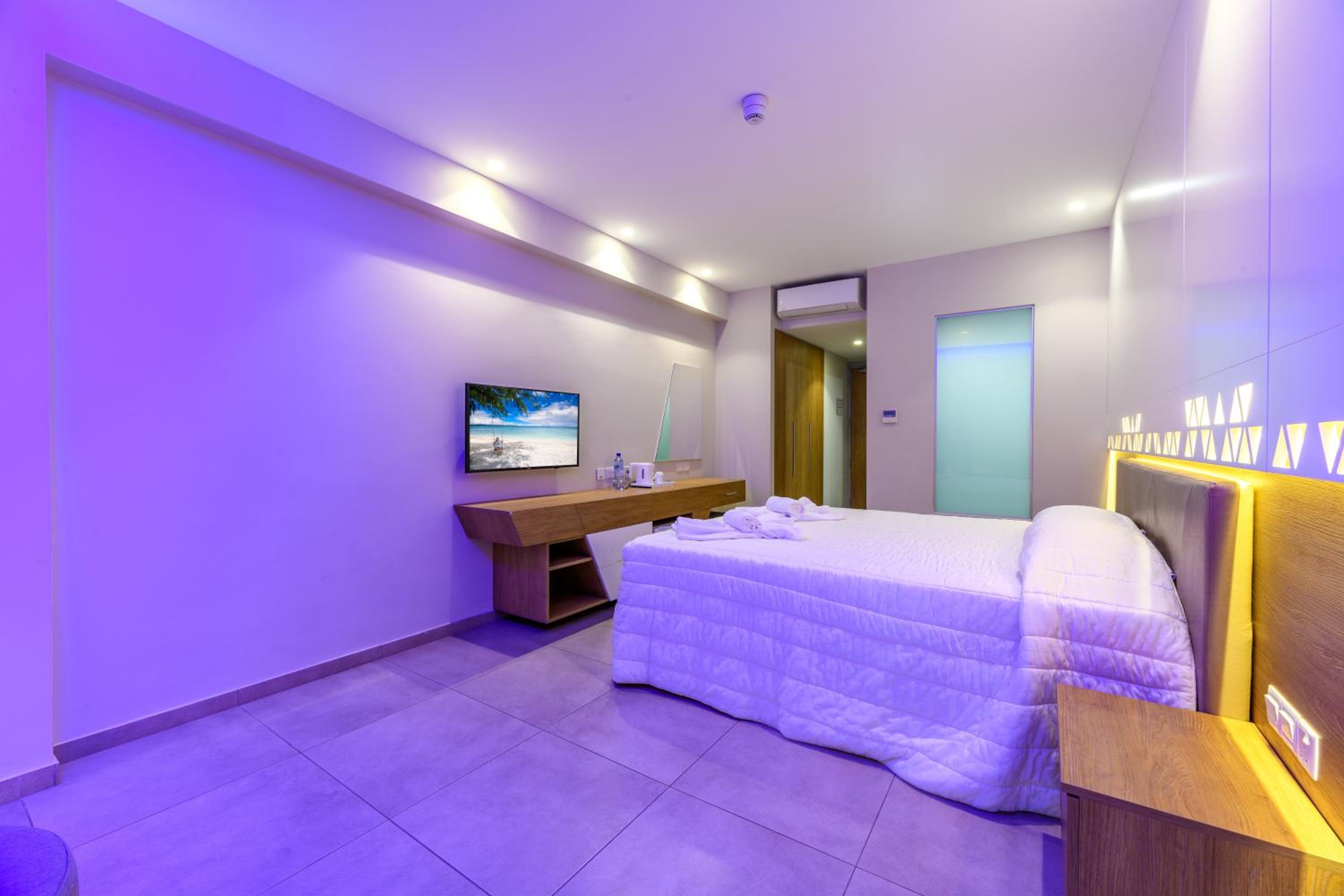 Superior Double Room with Sea View - Photo 6